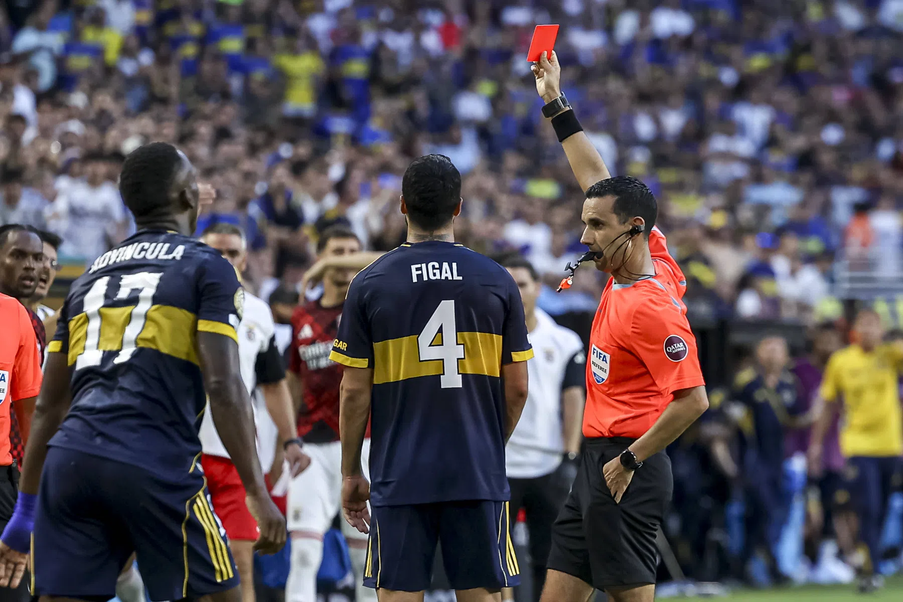 Pijlen gericht op arbiter na veldslag Boca-Benfica: 'Hij ruïneerde het duel'