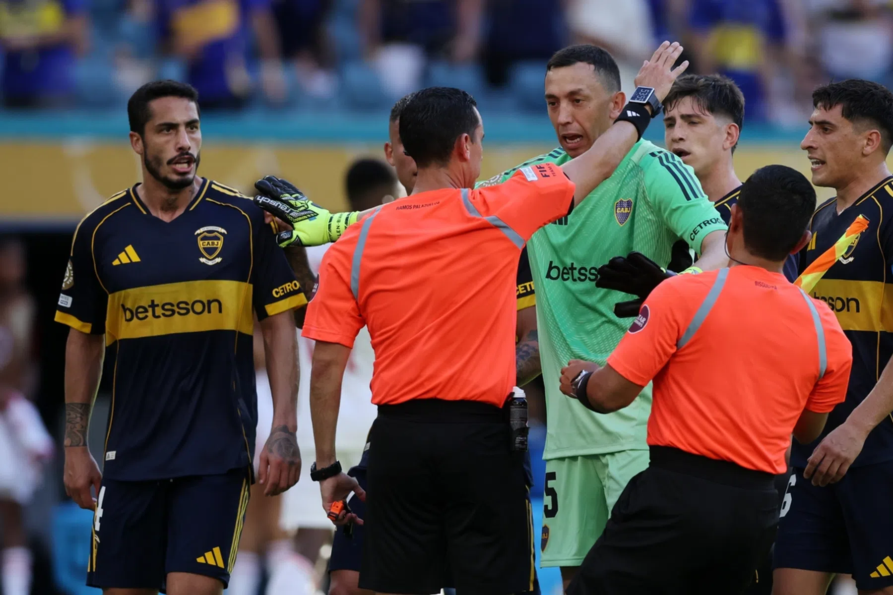 Drie rode kaarten in verhit duel tussen Benfica en Boca Juniors