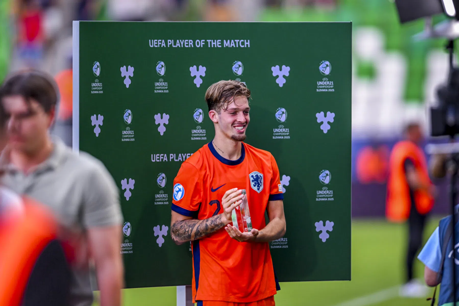 Valente lacht na uitverkiezing Man of the Match: 'Weer een miljoentje erbij'