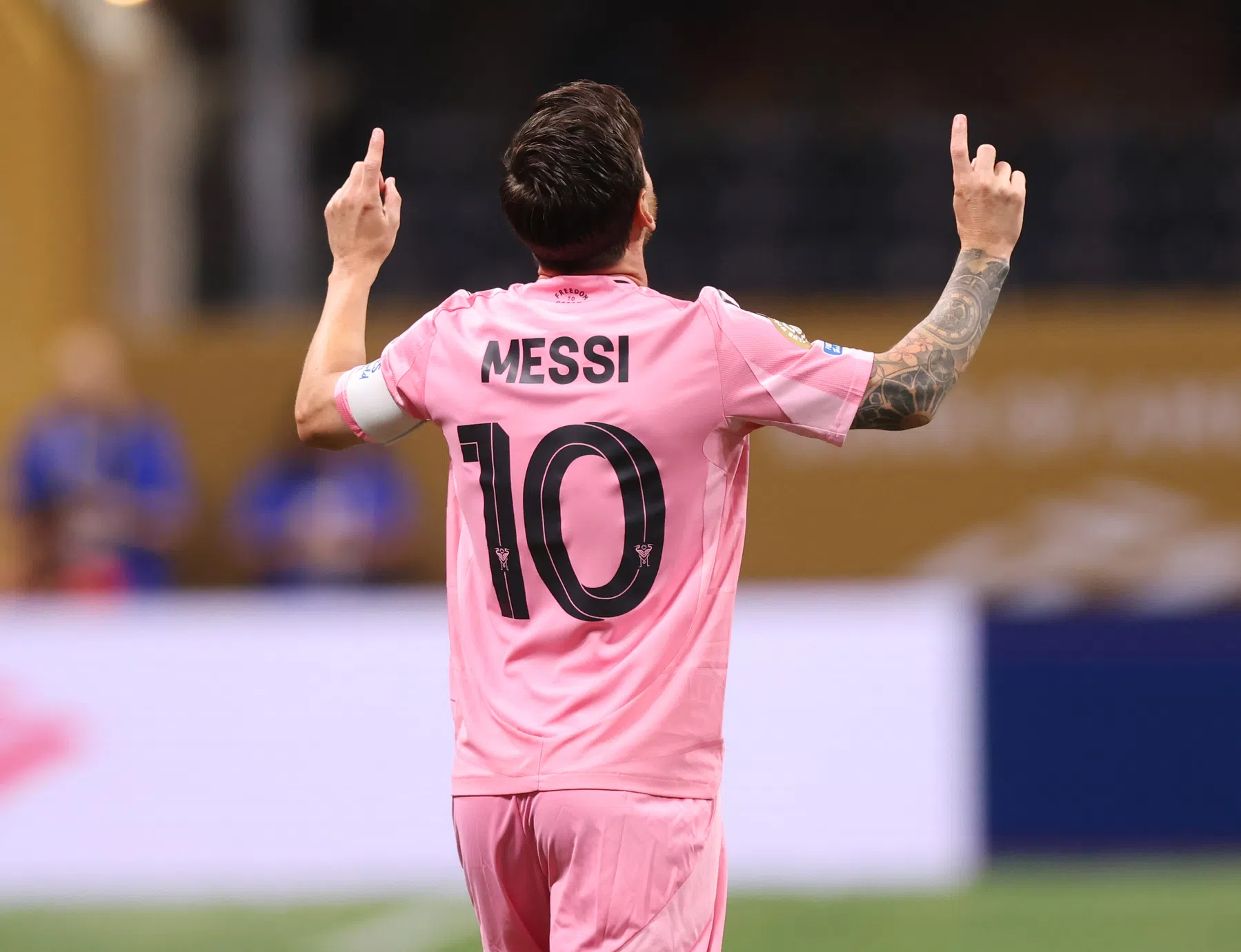 Trotse Messi nadert Ronaldo op topscorerslijst WK voor clubs