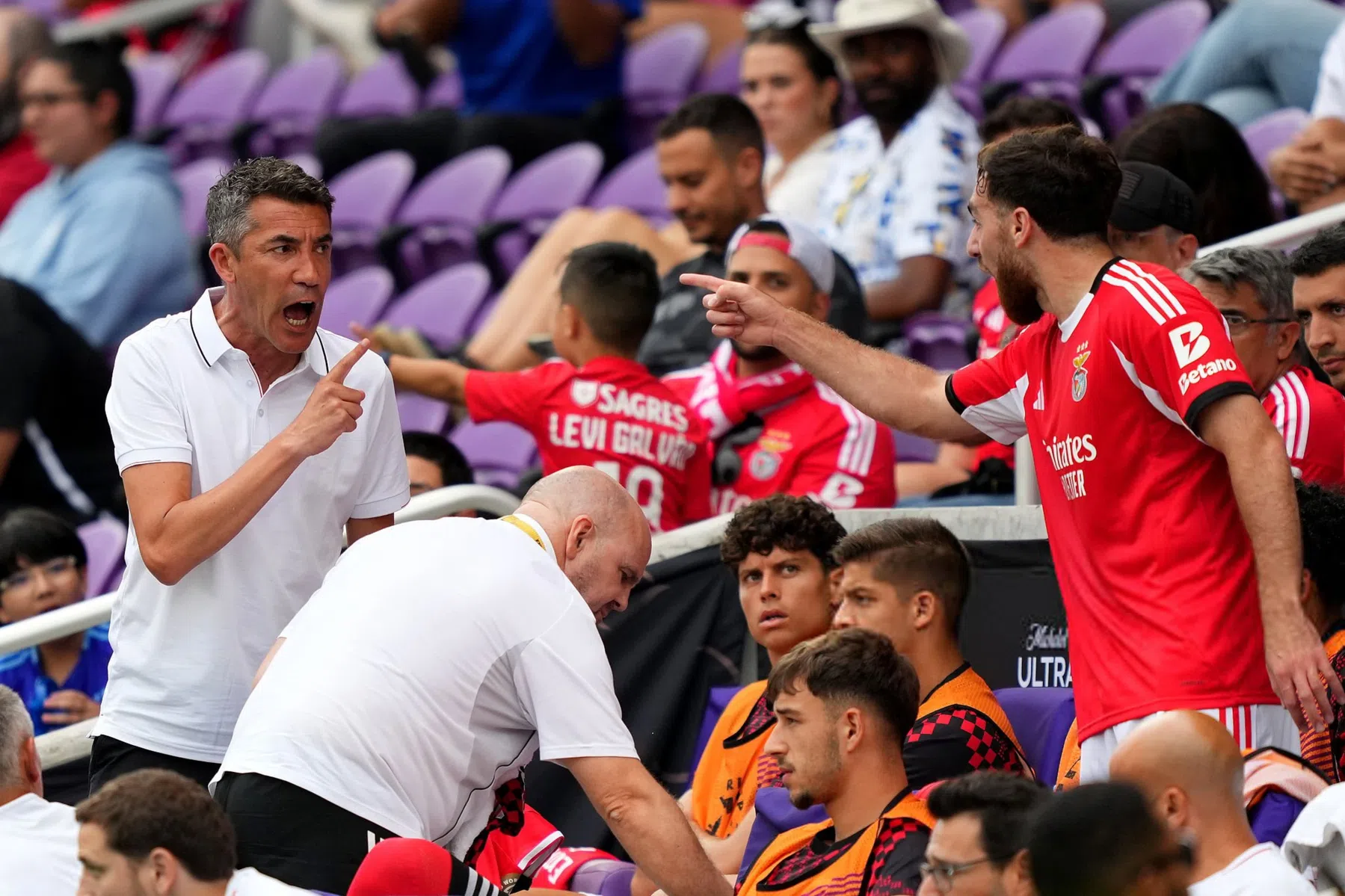 Benfica doet plicht tegen Auckland, Kökcü woedend na wissel