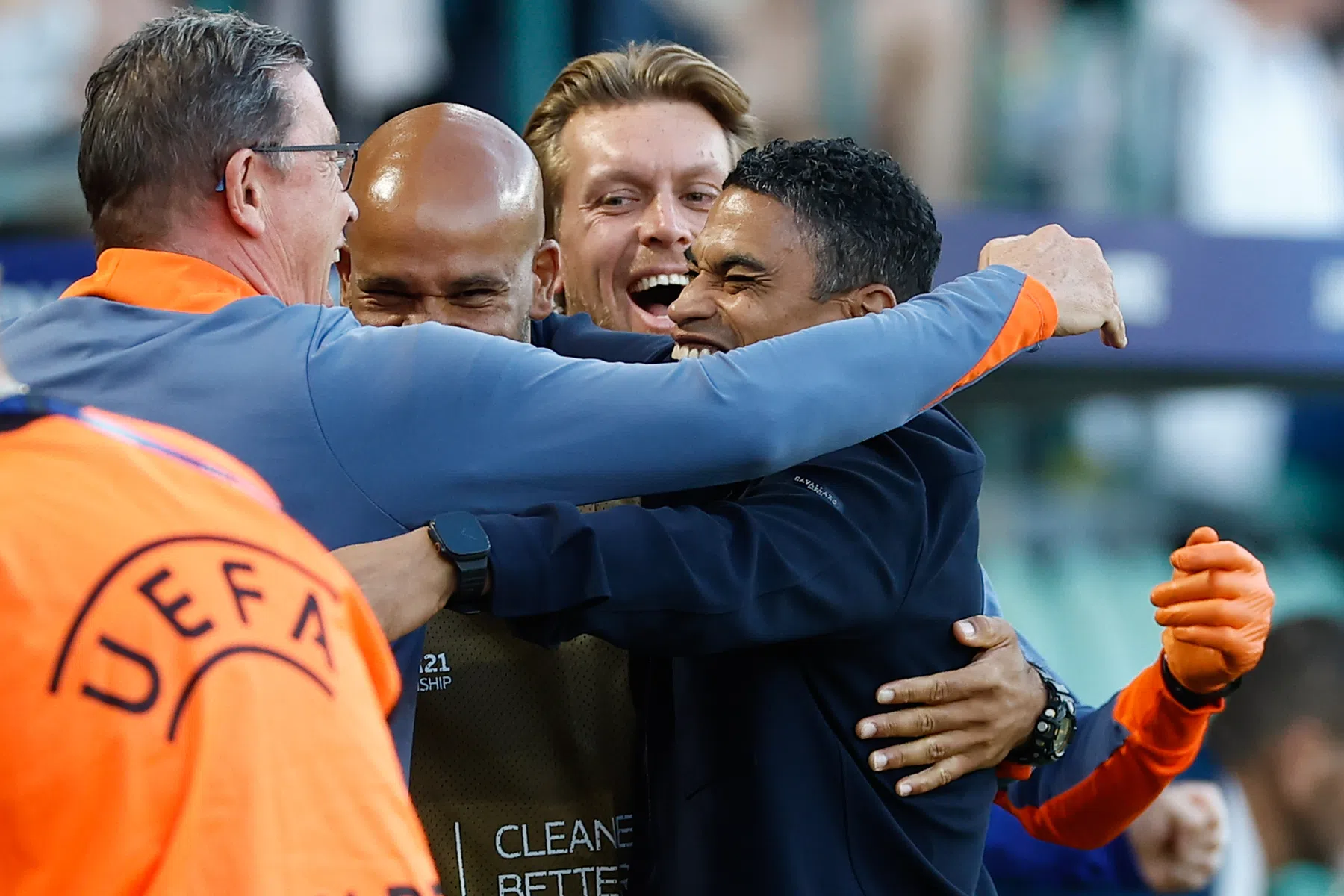Reiziger prijst strijdlustig Jong Oranje en gaat in op rode kaart Van Bommel