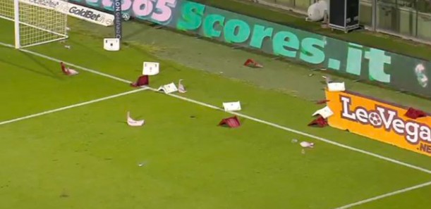 Sampdoria veilig: playout Serie B definitief gestaakt na gooien stoelen en vuurwerk