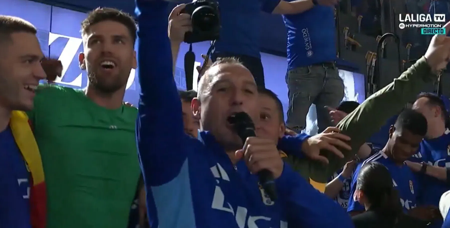 Cazorla steelt de show en zingt clublied Oviedo voor vol stadion