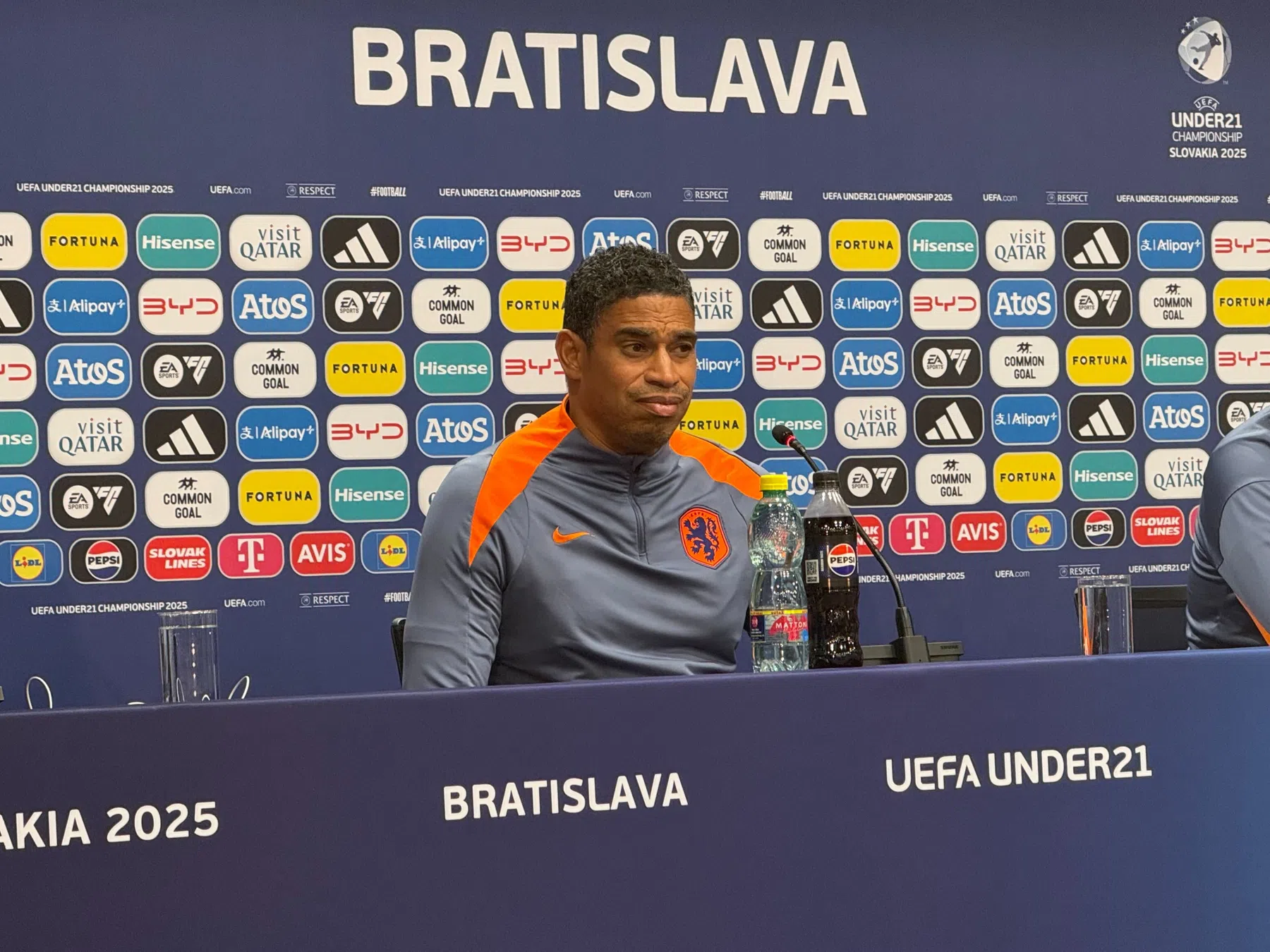 Reiziger legt uit waarom Milambo zo weinig speeltijd krijgt bij Jong Oranje