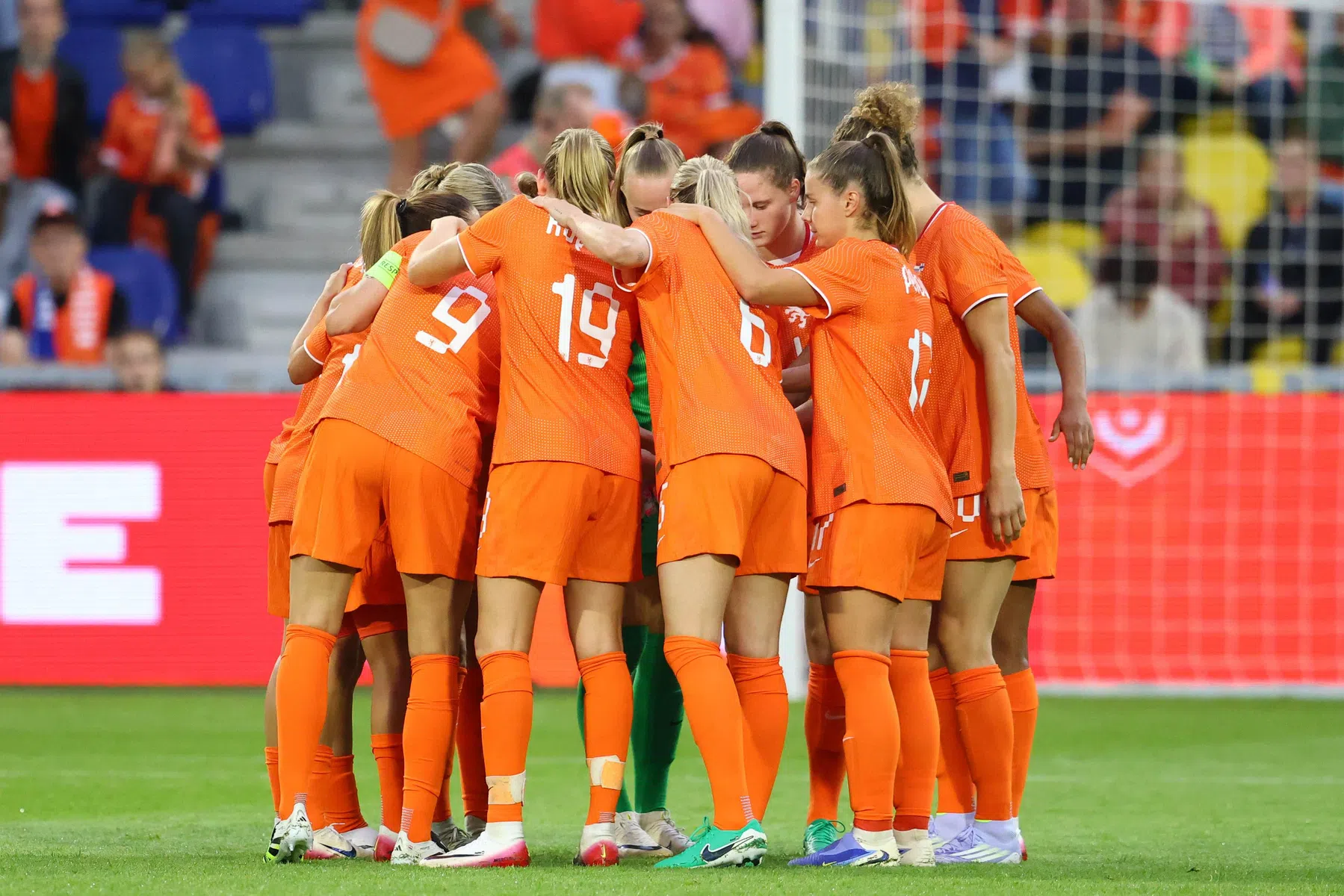 Nederland klopt Finland in uitzwaaiwedstrijd in Leeuwarden