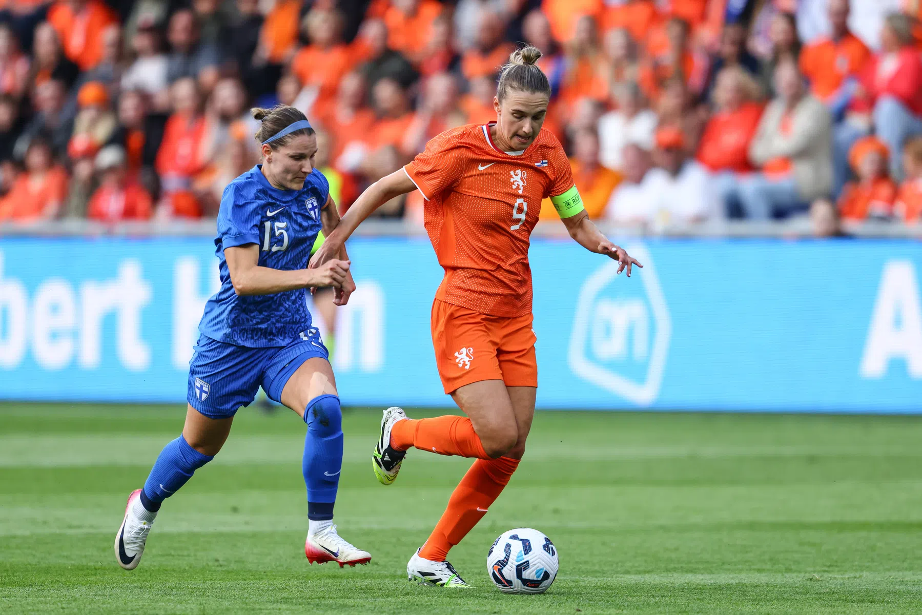 Zeer kolderiek doelpunt brengt Miedema op drempel jubileum