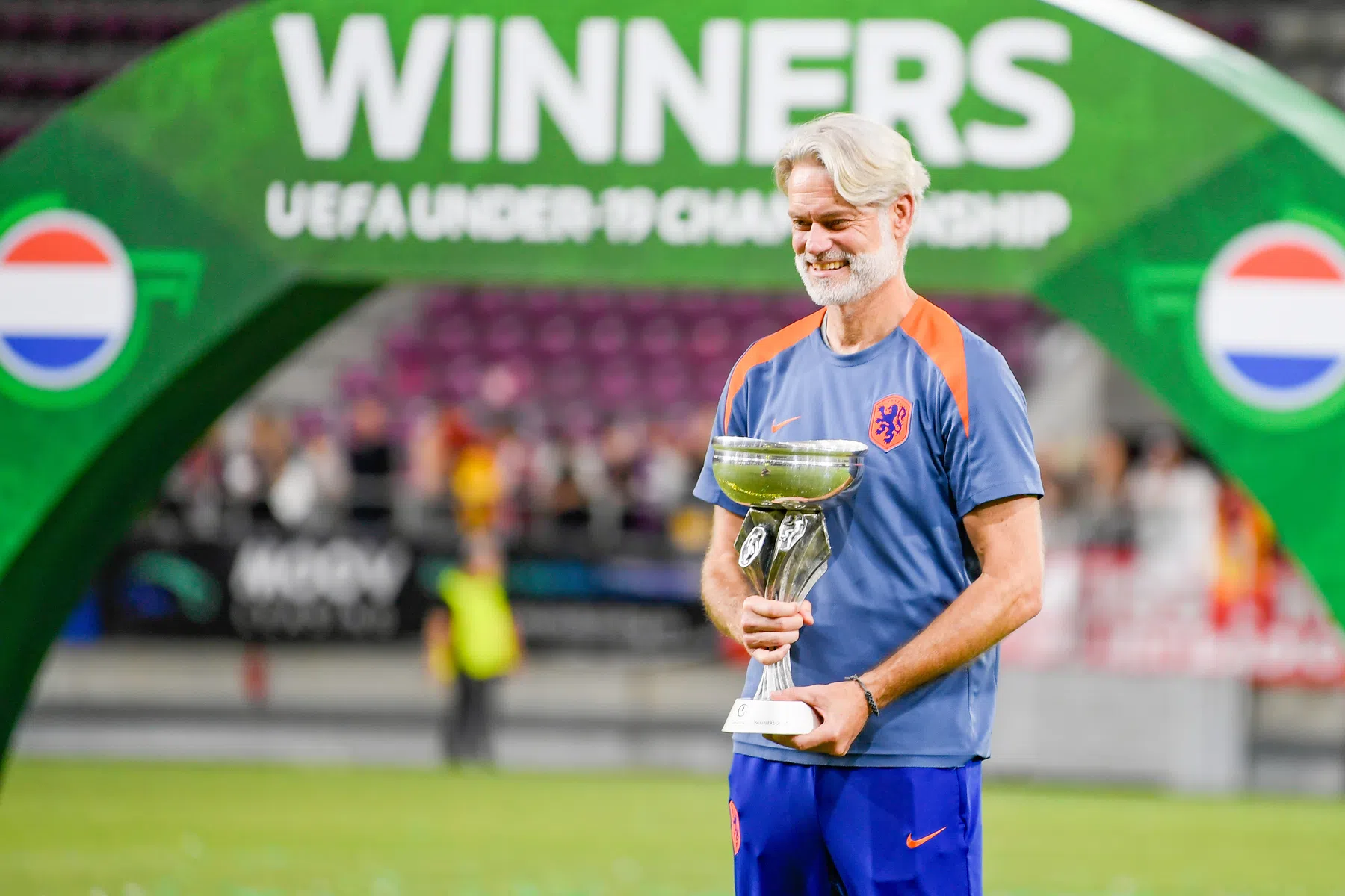 Van der Veen straalt na historisch succes Oranje Onder-19: 'Ongelooflijk' 