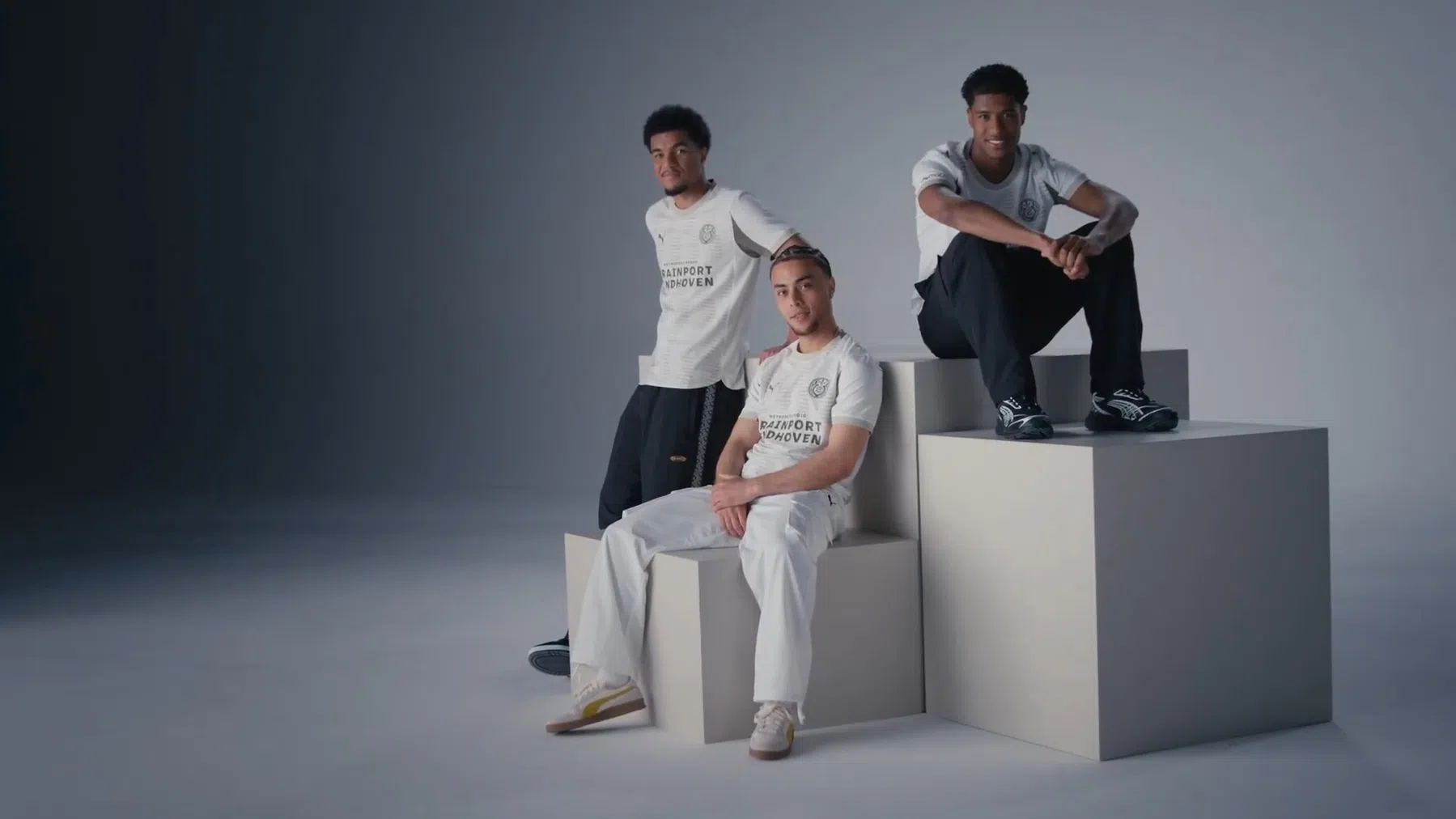 PSV presenteert derde tenue met klassiek heritage-logo