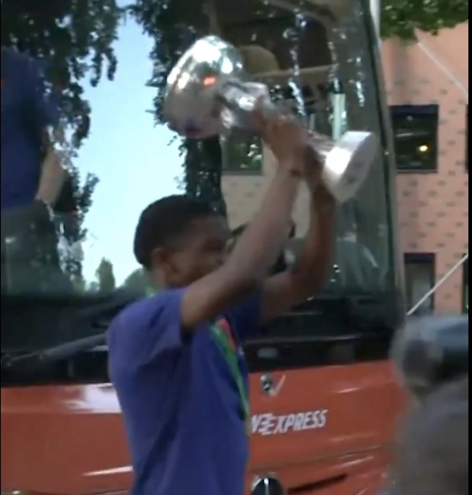 Oranje Onder-19 onthaald na EK-titel, Read toont beker