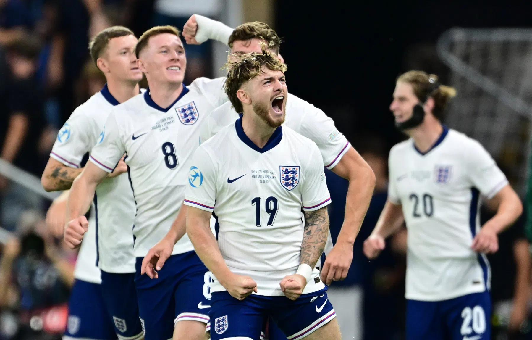 Engeland wint EK Onder-21 na spectaculaire slijtageslag