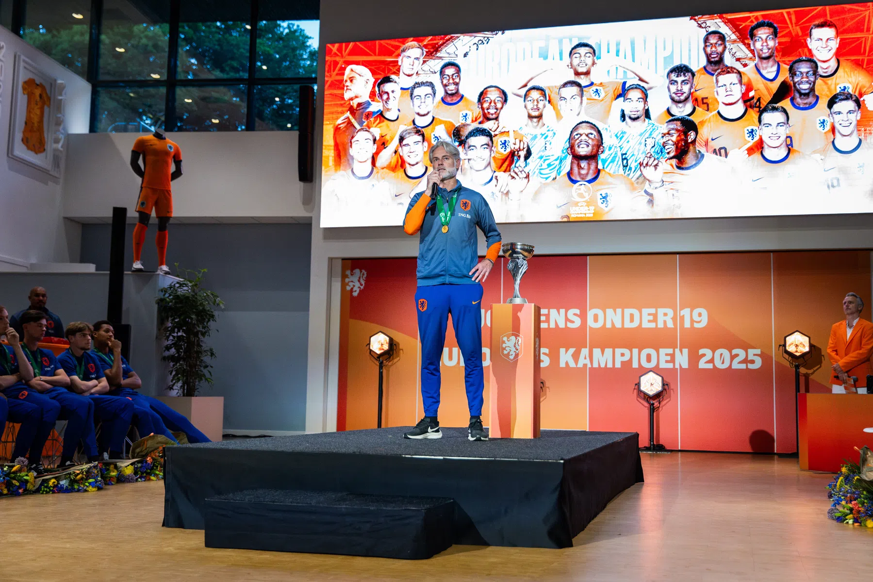 Van der Veen vertelt na EK-winst met Oranje Onder-19 wat hem vooral trots maakt