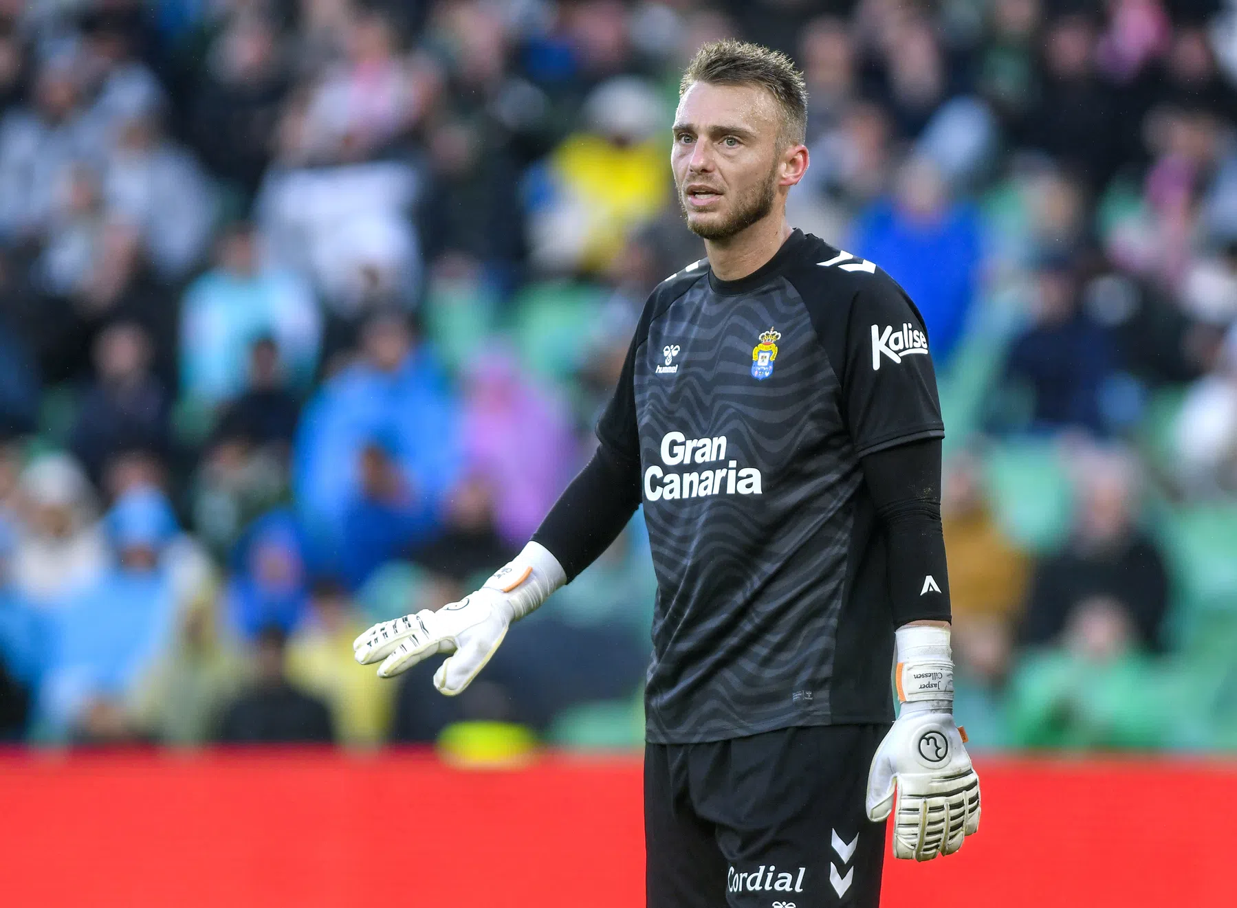 Theo Janssen én Jasper Cillessen op het veld bij eerste training De Treffers