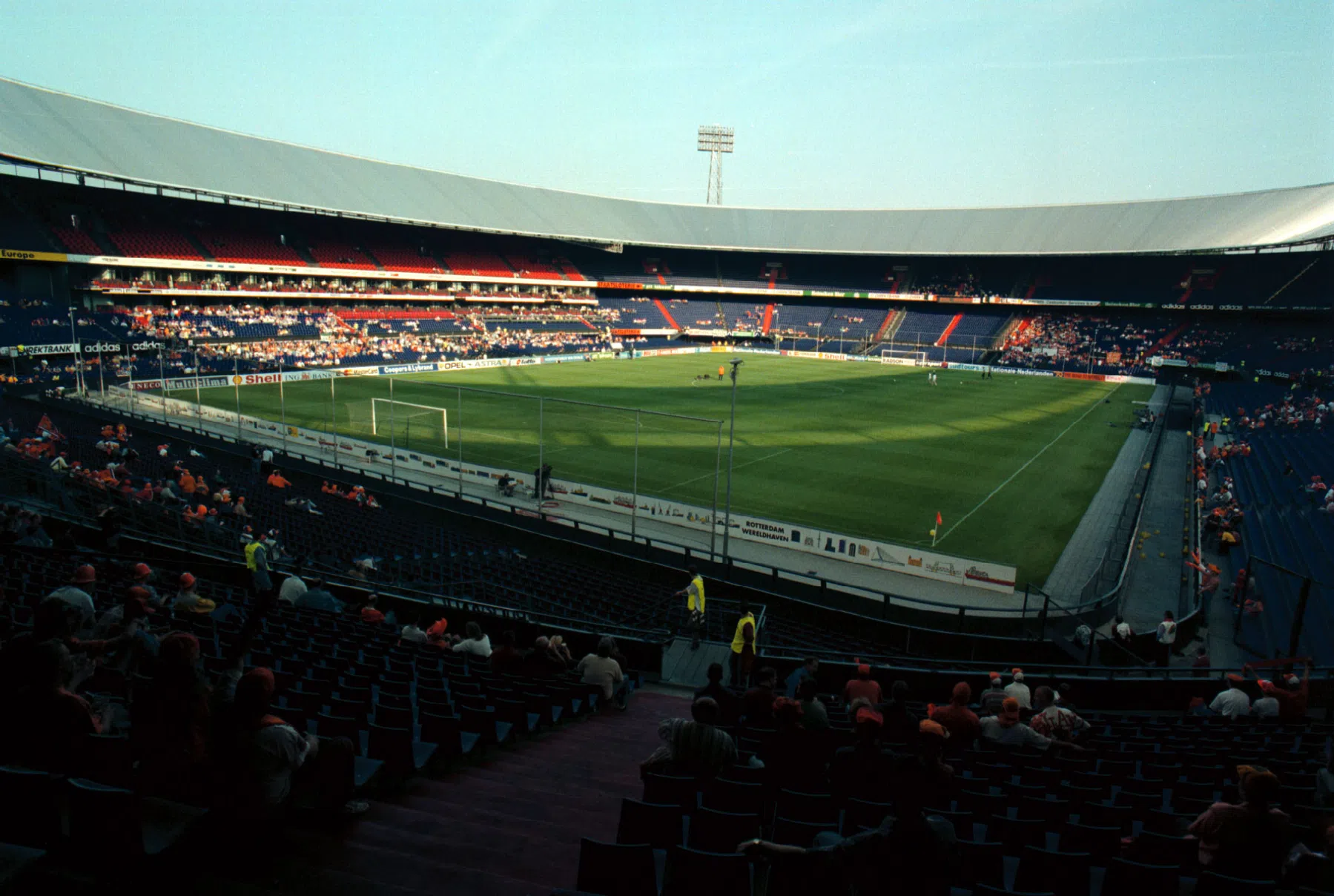 Feyenoord eert allereerste clubkleuren met derde tenue