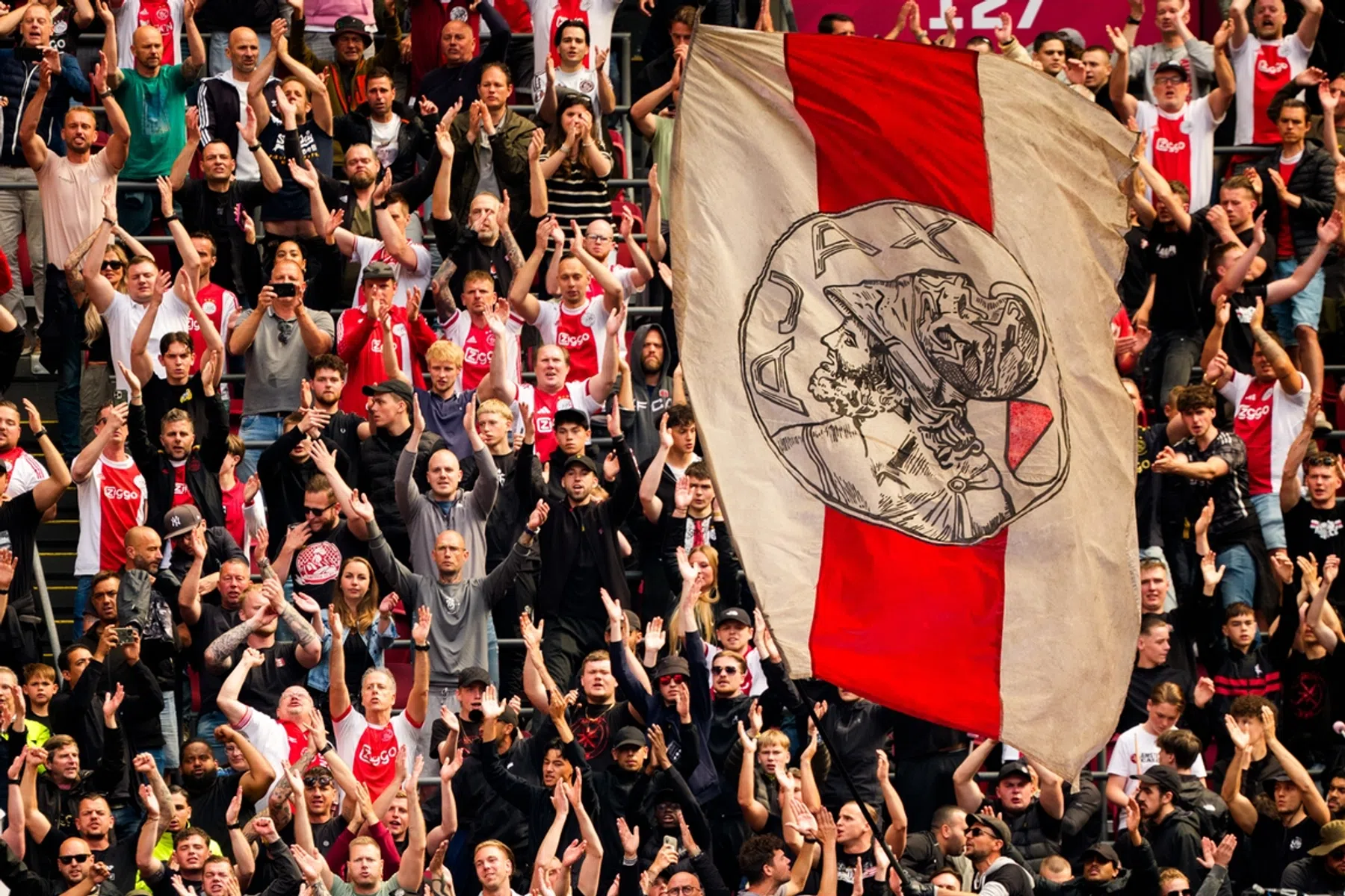 Ajax presenteert nieuw uitshirt: knipoog naar het water van Amsterdam