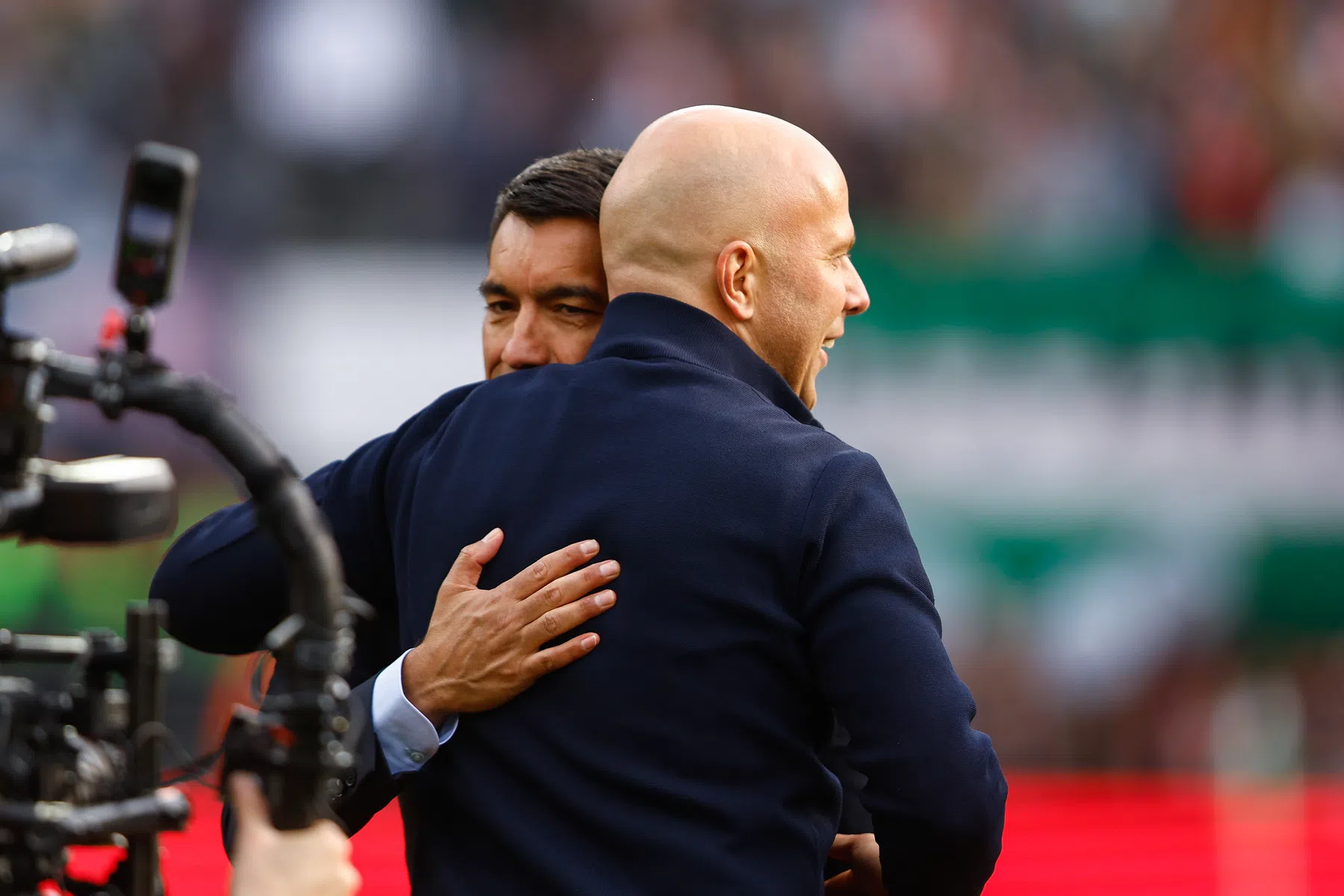 Liverpool bevestigt: Van Bronckhorst neemt plek Heitinga in