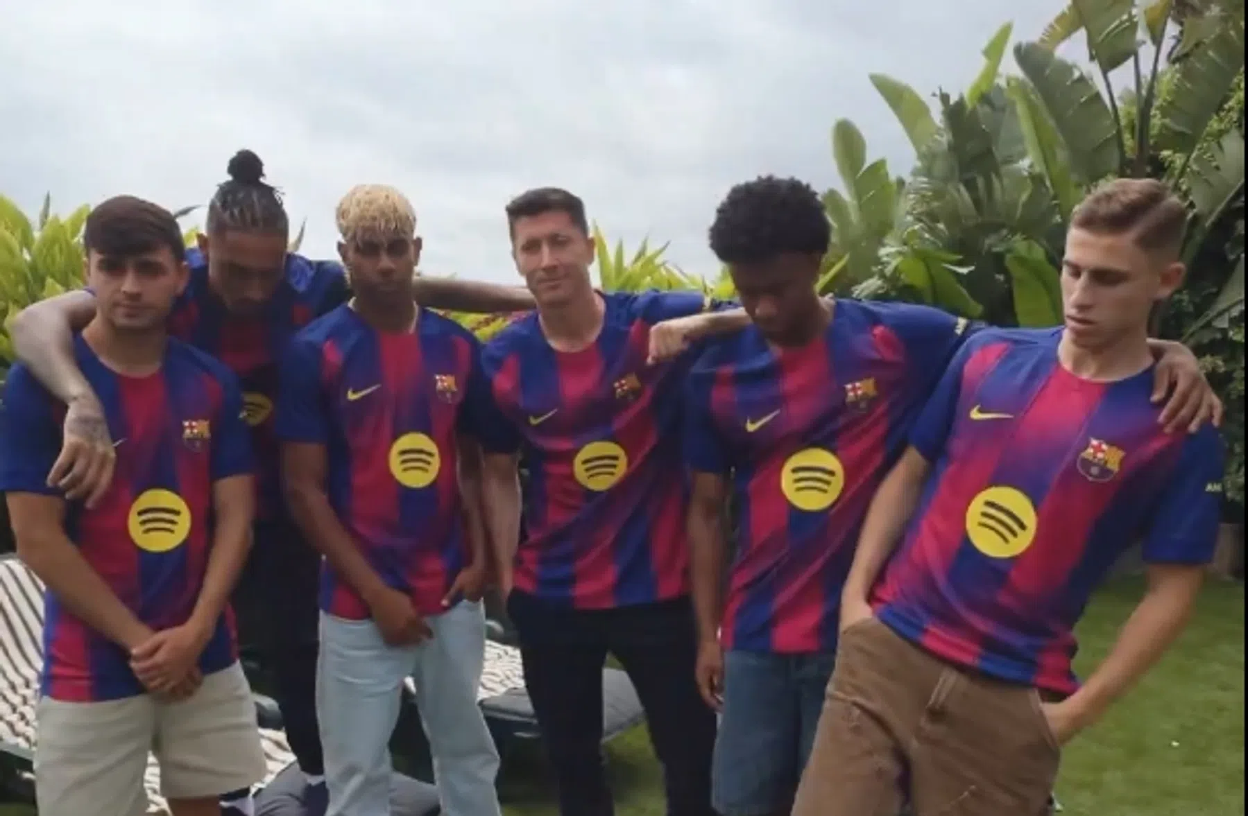 Barcelona presenteert nieuw thuistenue en keert terug naar 'vertrouwde' banen