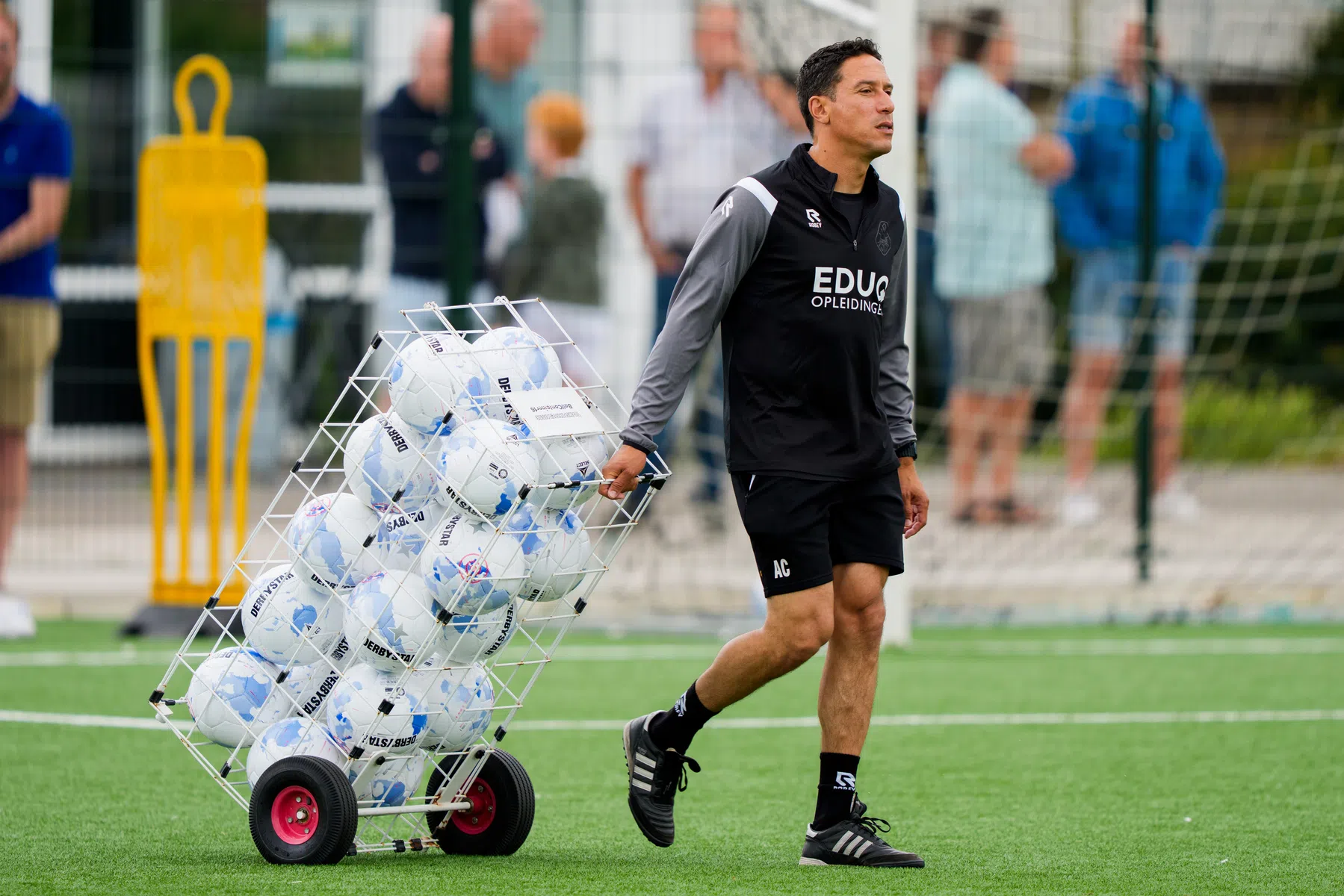 Telstar-trainer gewild na promotie: 'Heb bij verschillende clubs koffie gedronken'