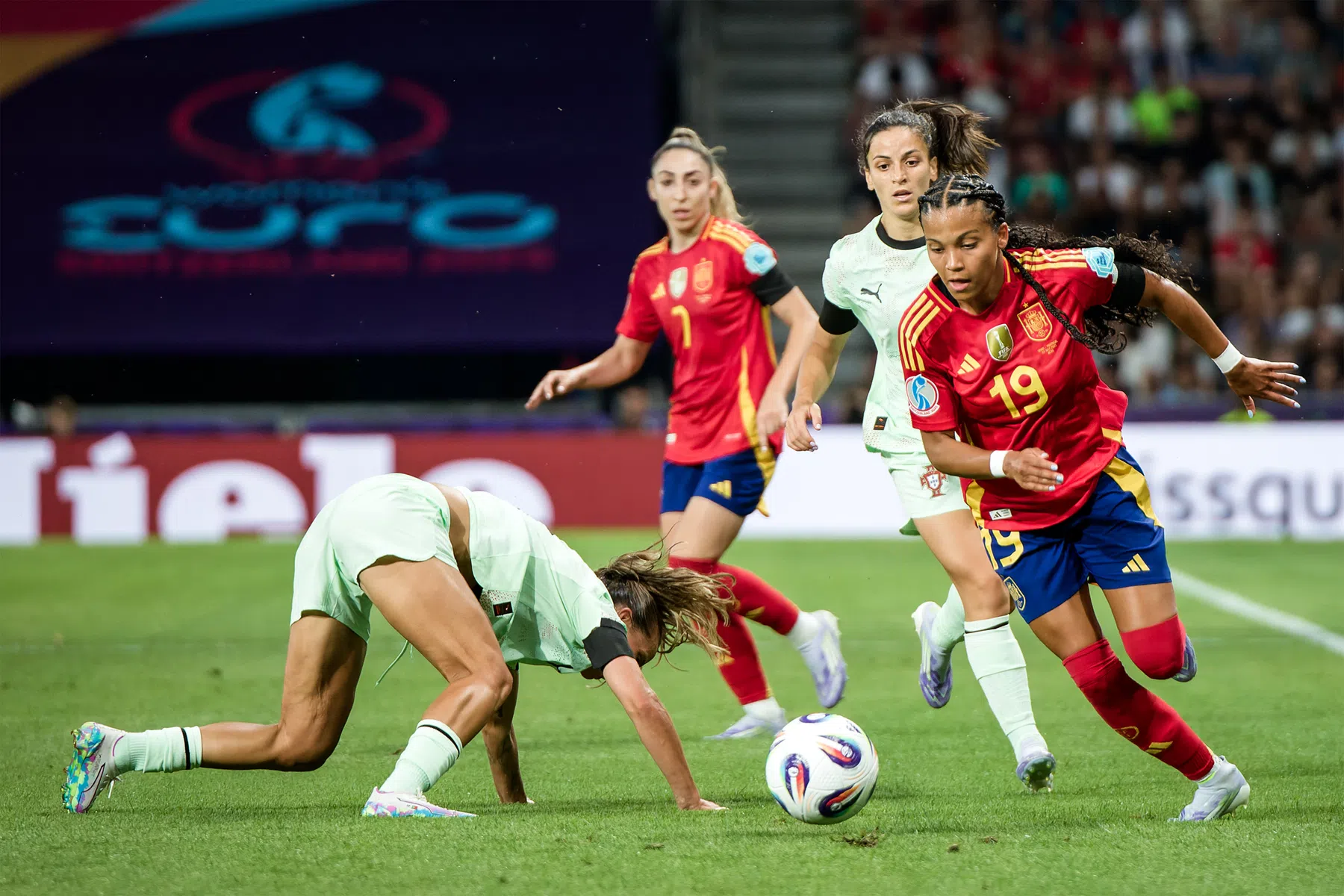 Spanje speelt aangeslagen Portugezen overhoop in openingsduel EK Vrouwen
