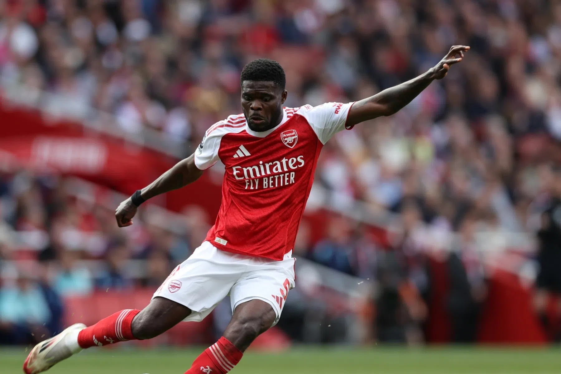 Voormalig Arsenal-middenvelder Partey aangeklaagd voor verkrachting