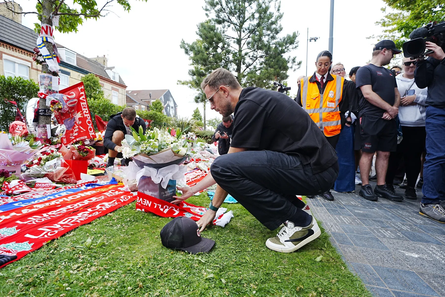 Emotionele Henderson neemt op Anfield afscheid van Jota