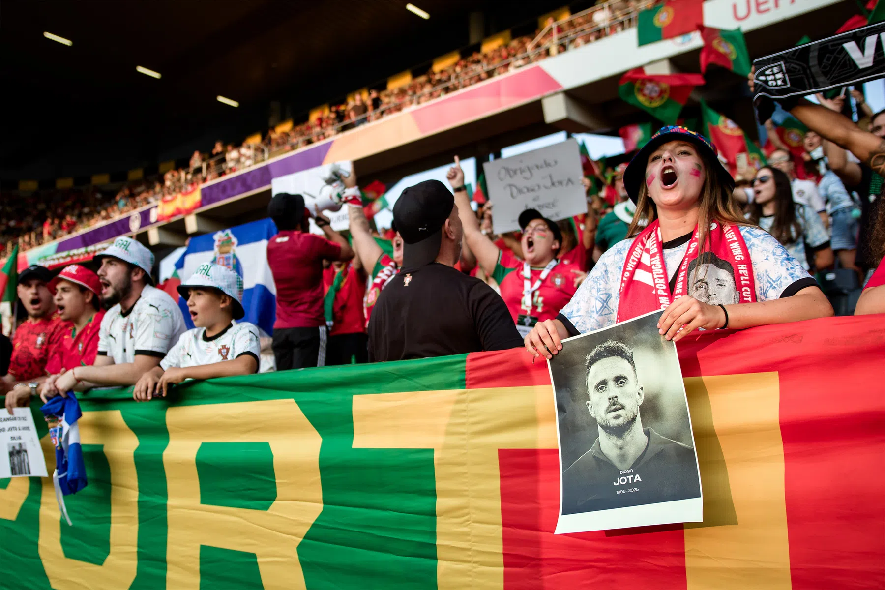 Hoe de Portugese vrouwen 'de verdrietige dag' van Jota beleefden