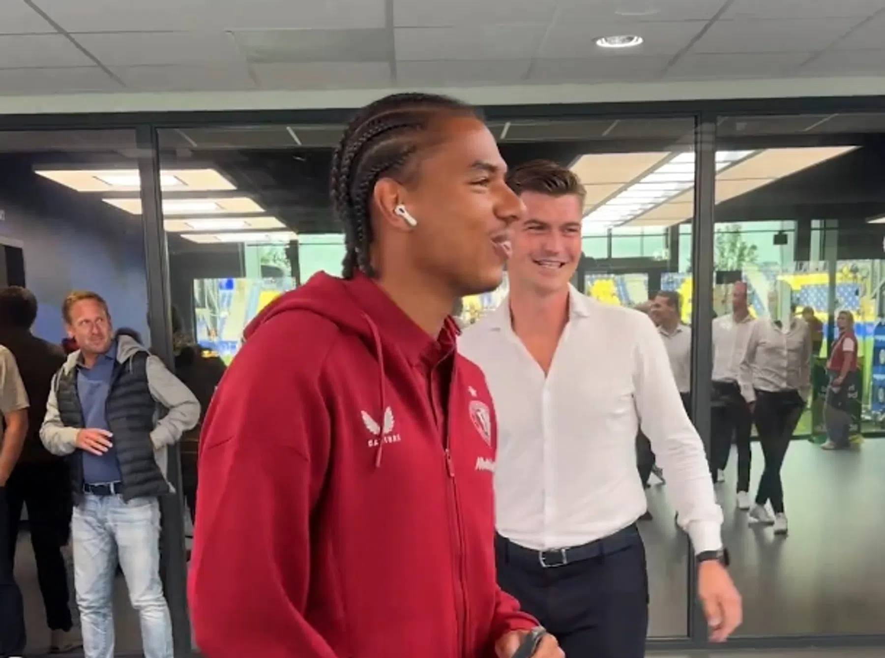 Stengs genoot van duel met zwager Kooij als arbiter: 'Wel grapjes gemaakt'