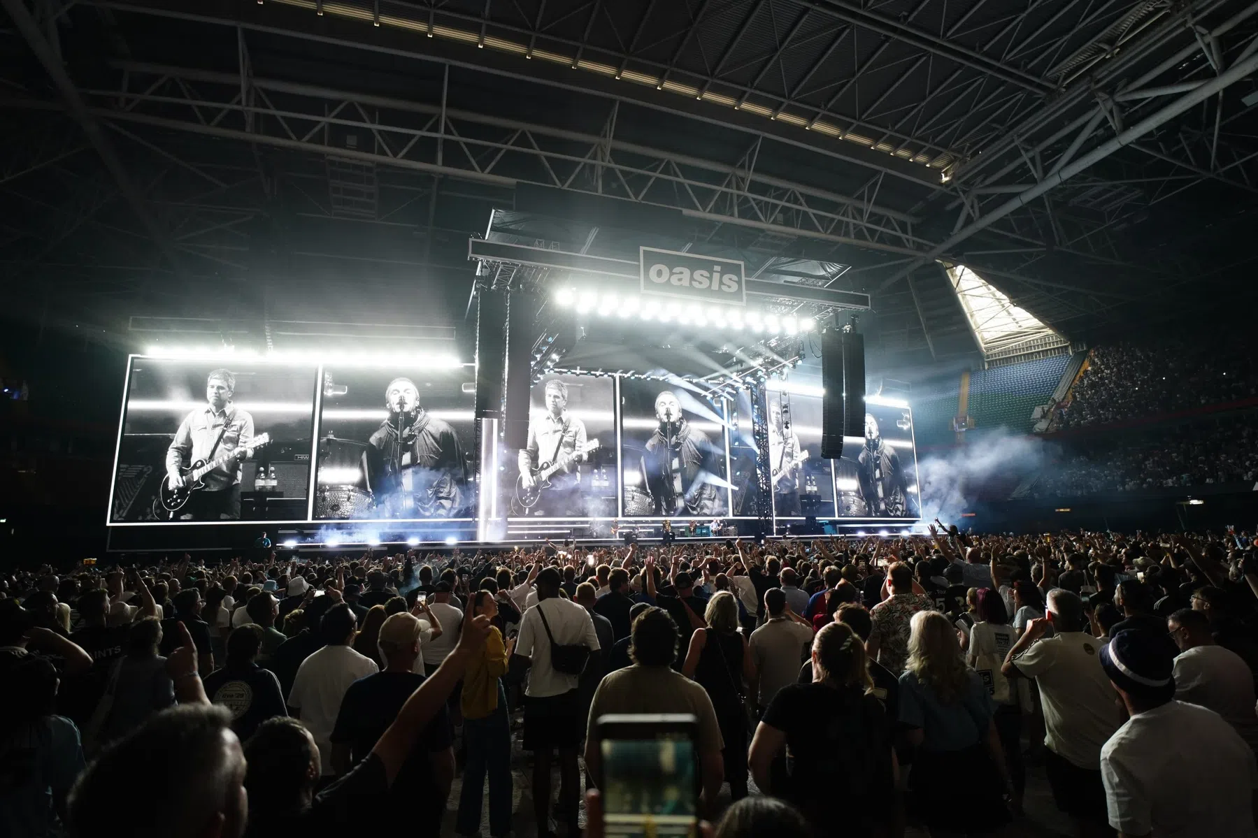 Prachtig: Oasis brengt eerbetoon aan Diogo Jota tijdens concert in Cardiff