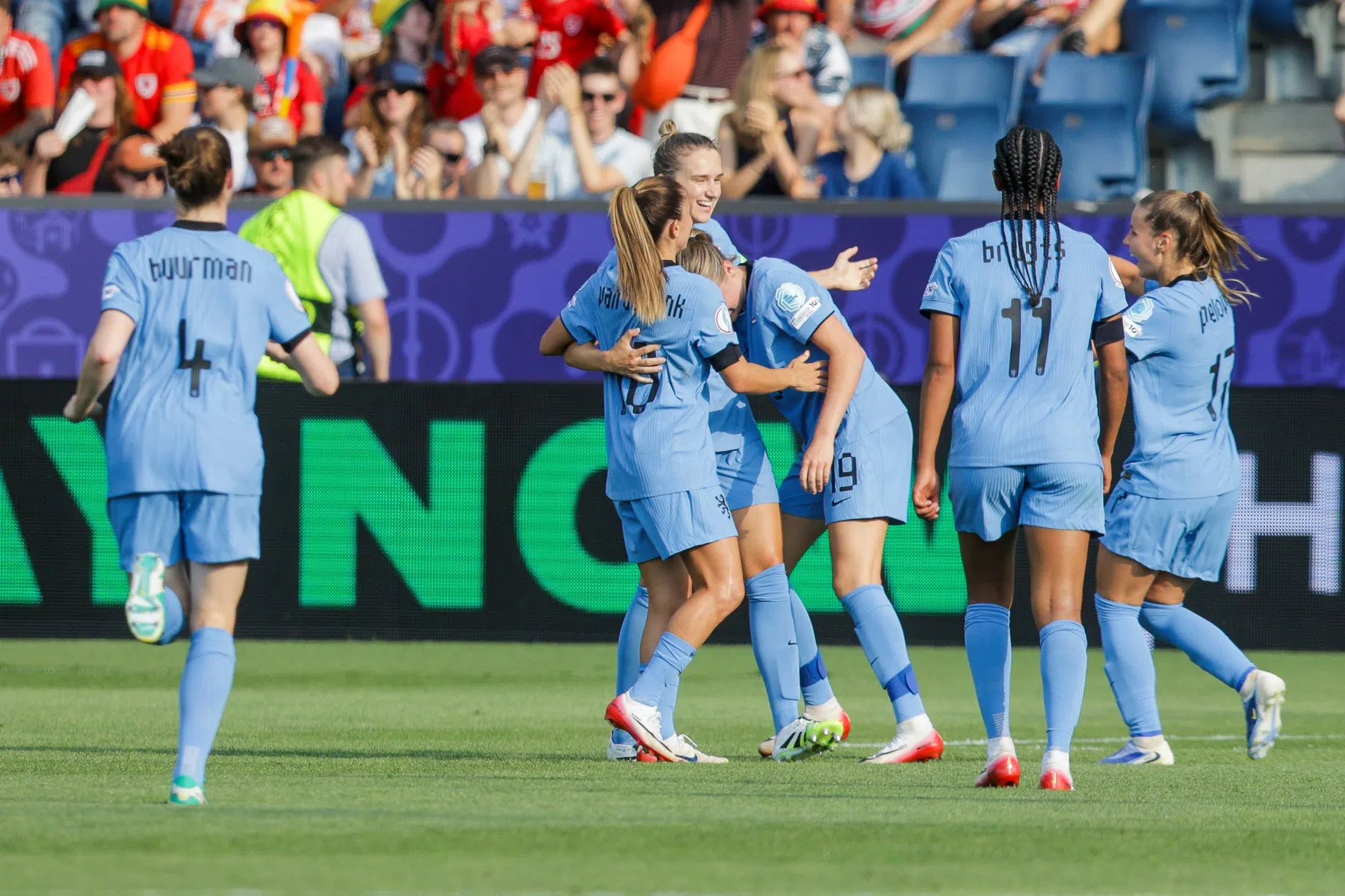 Oranje rekent na historische goal Miedema simpel af met Wales