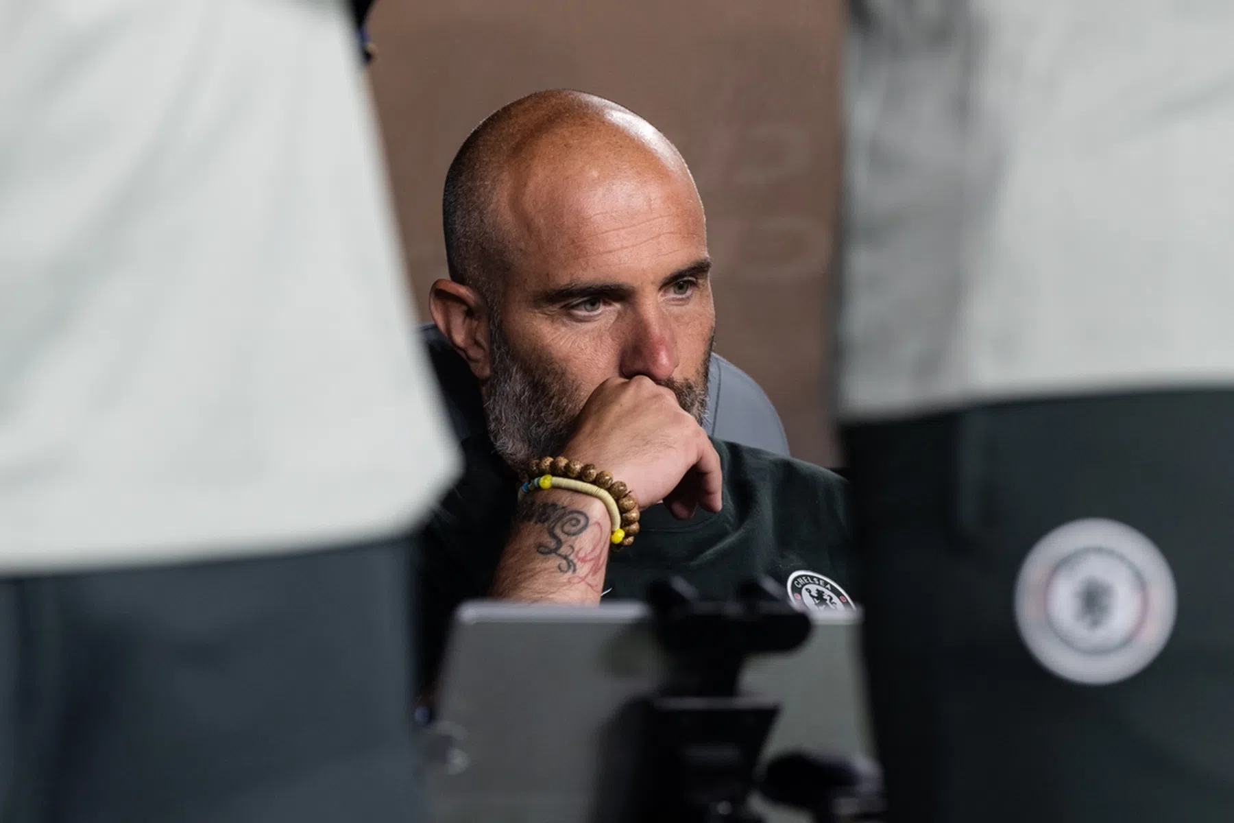 Maresca heeft feiten niet paraat en wordt in hemd gezet door journalist
