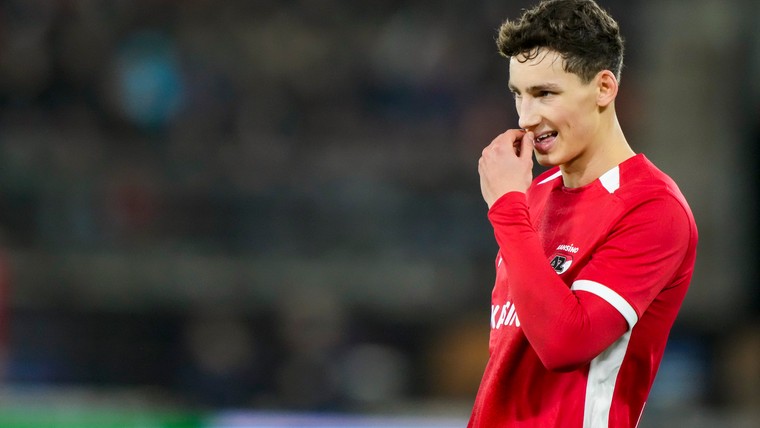 Alleen keuring scheidt Van Bommel nog van recordtransfer naar PSV