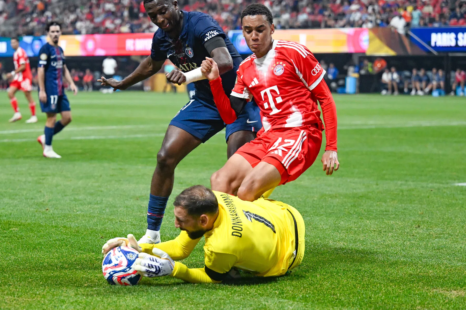 Hoofdrolspeler Musiala verdedigt Donnarumma na kuitbeenbreuk