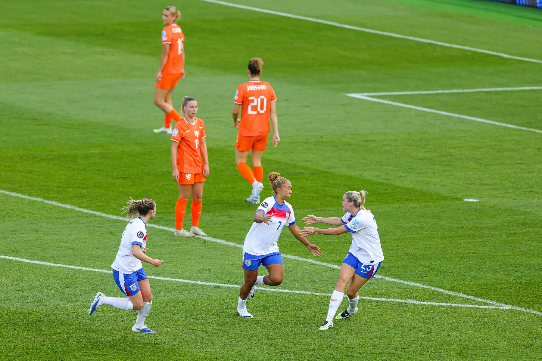 Oranje weggevaagd door Engeland in tweede groepsduel