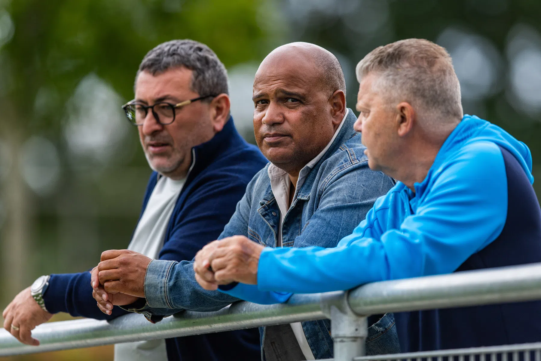 Patrick Busby staat in het midden.