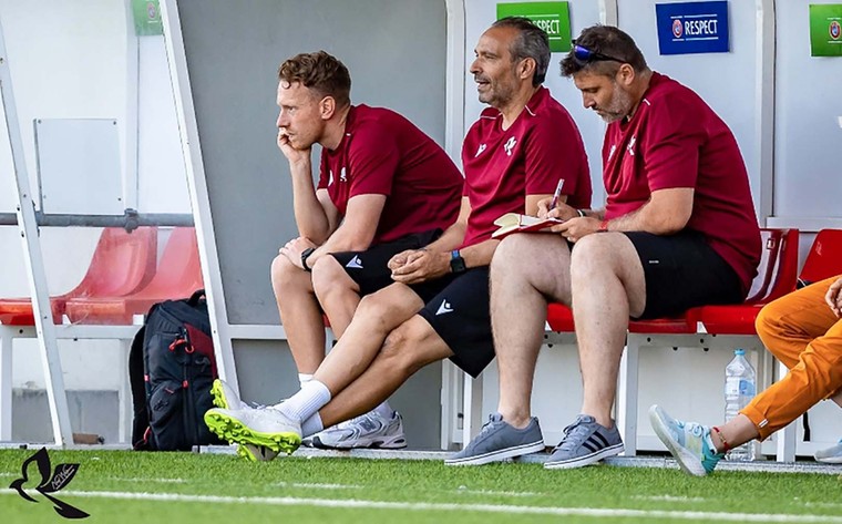 Eerste Nederlandse trainer in Europa gaat in de 98ste minuut onderuit