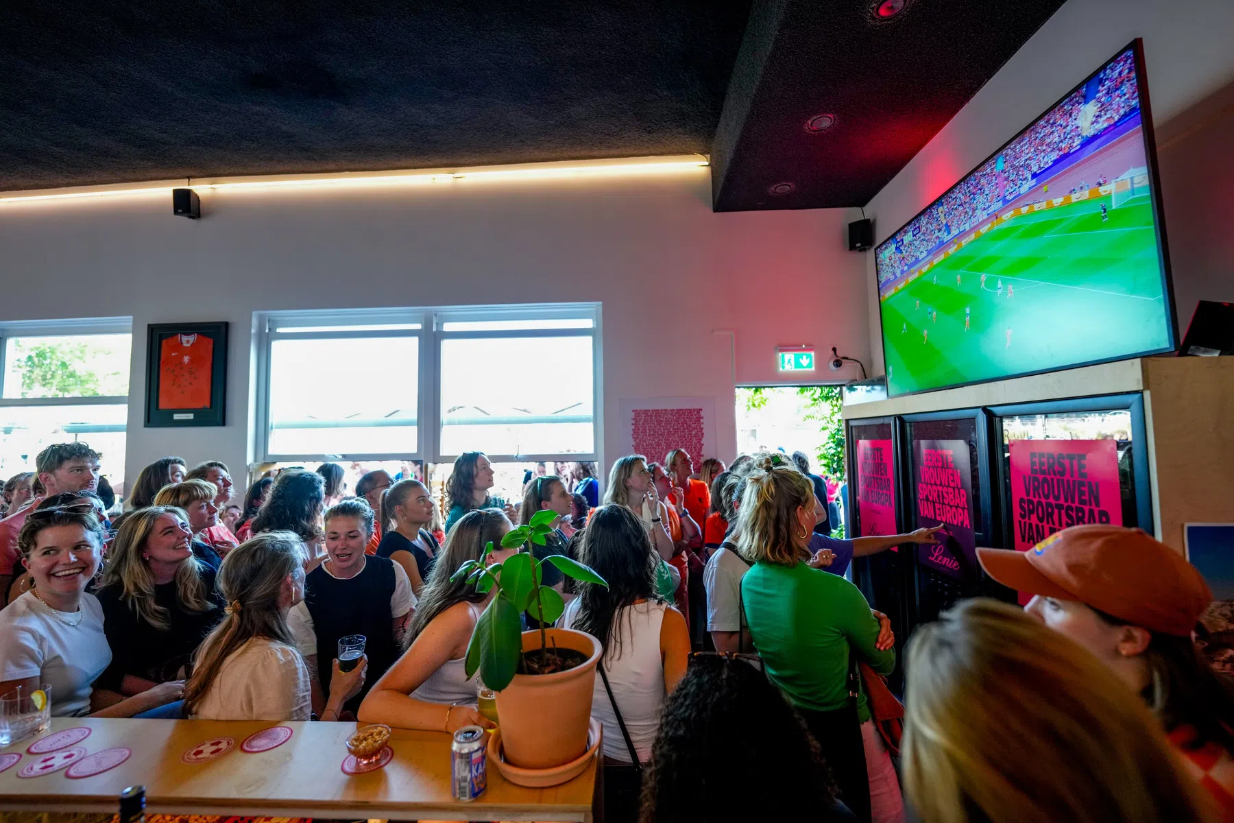 Oranje kijken in de eerste vrouwensportbar van Europa