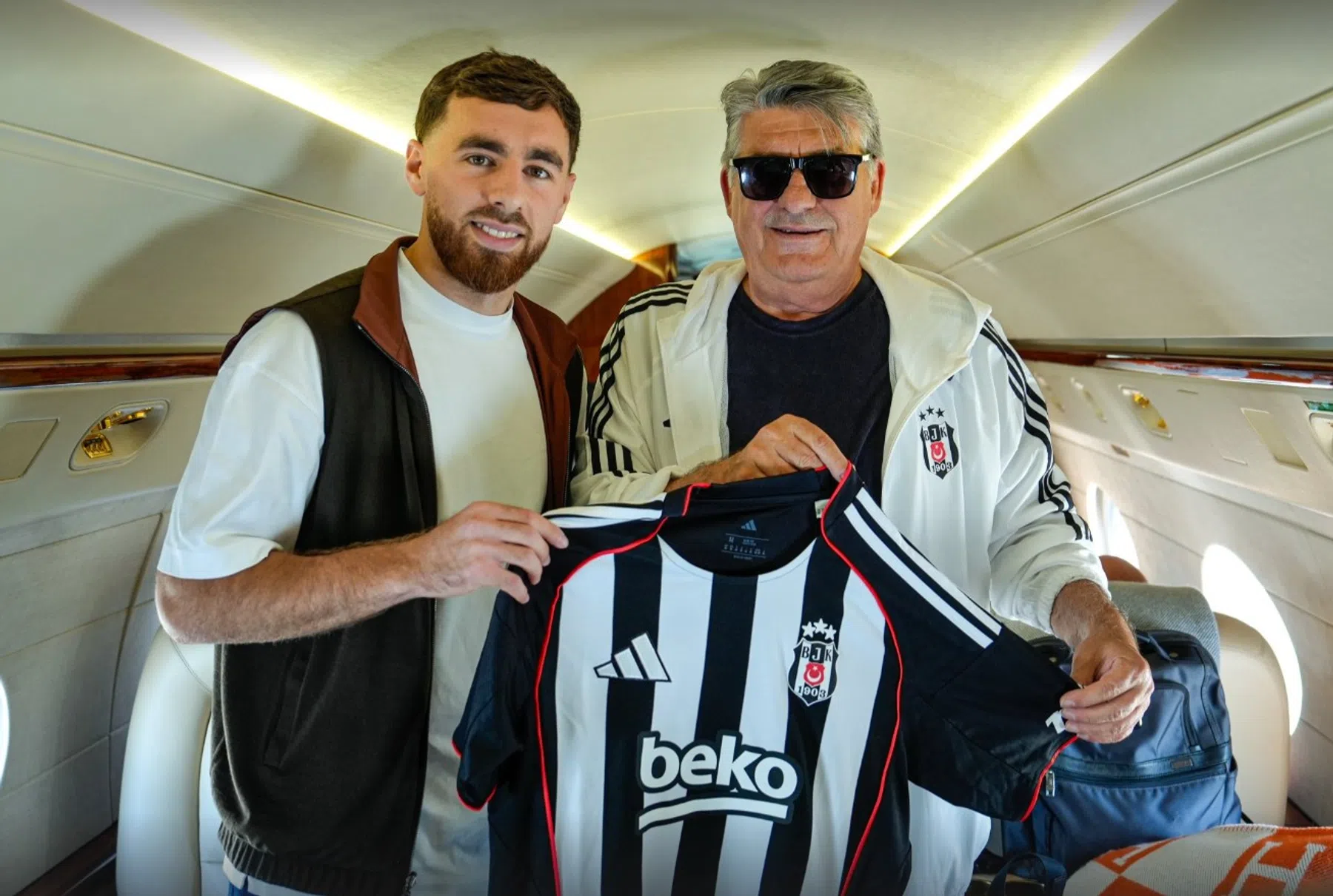 Besiktas kondigt komst Kökcü aan met foto in tenue in privéjet