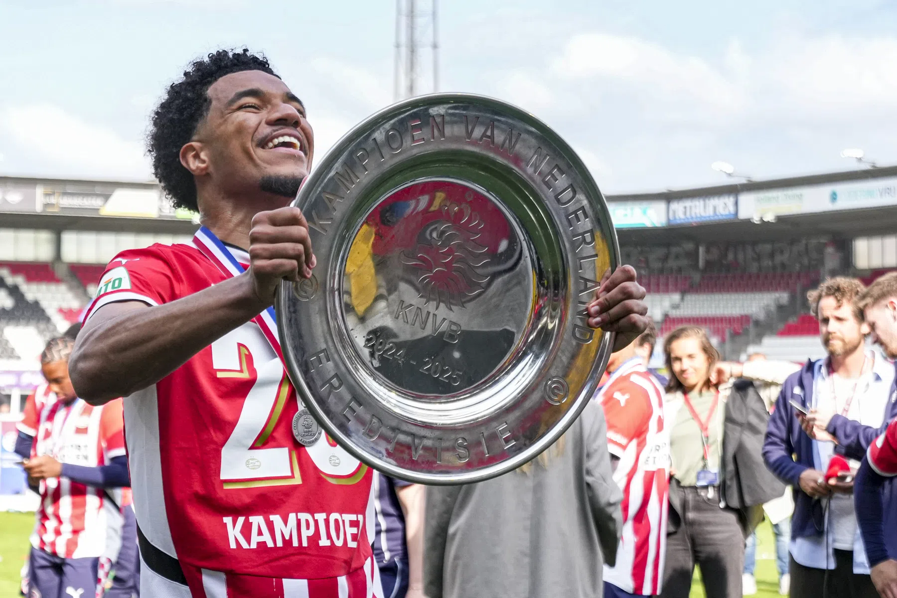 PSV bevestigt: Tillman maakt miljoenentransfer naar Ten Hag