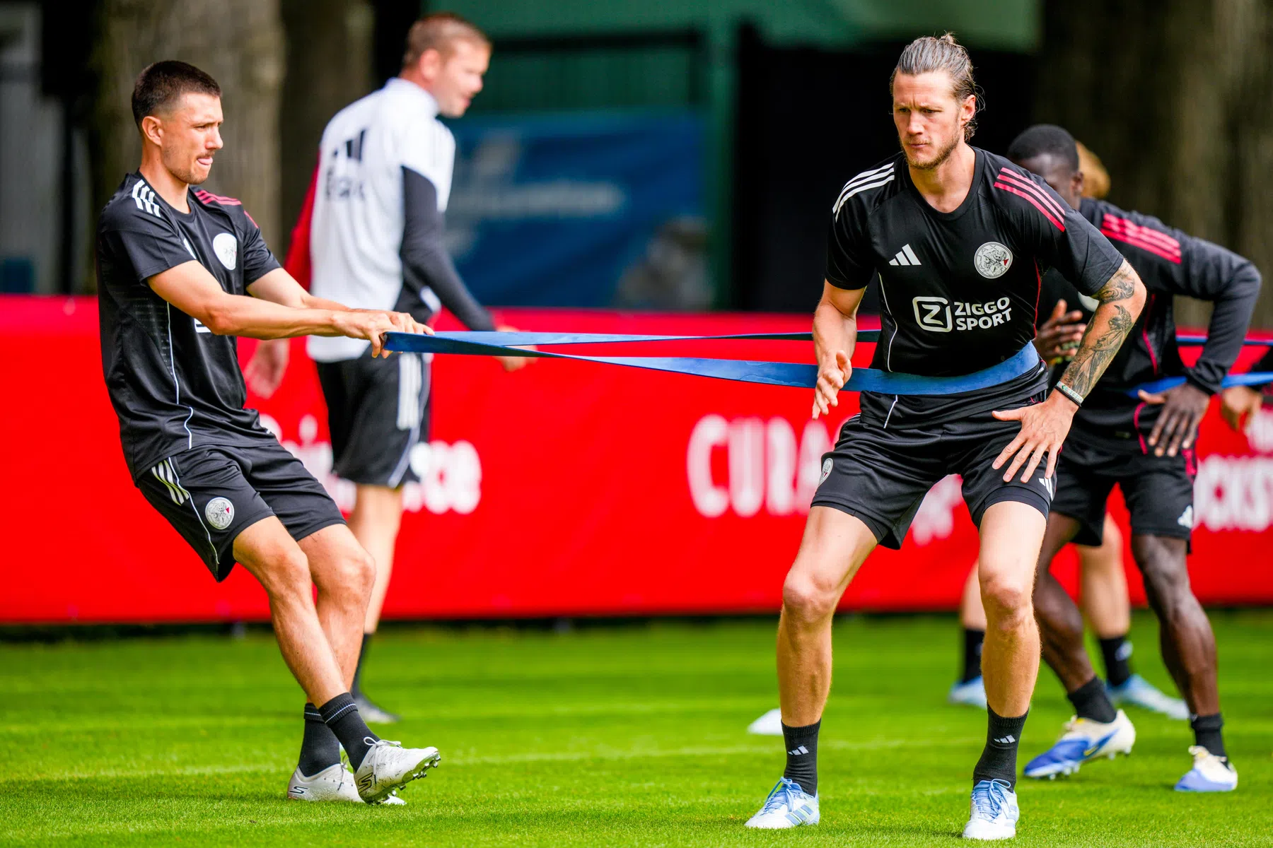 Ajax oefent met Weghorst in de basis tegen Aarhus