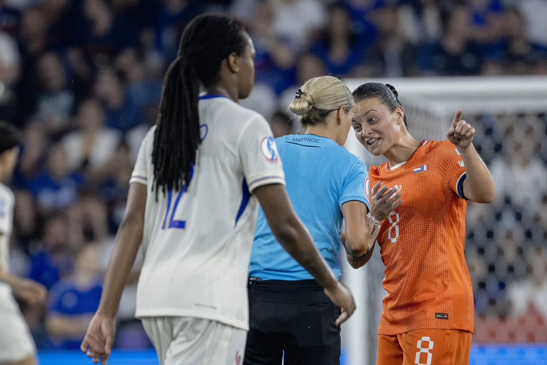 Oranje Leeuwinnen met kater naar huis: 'Daar ben ik wel pissig om'