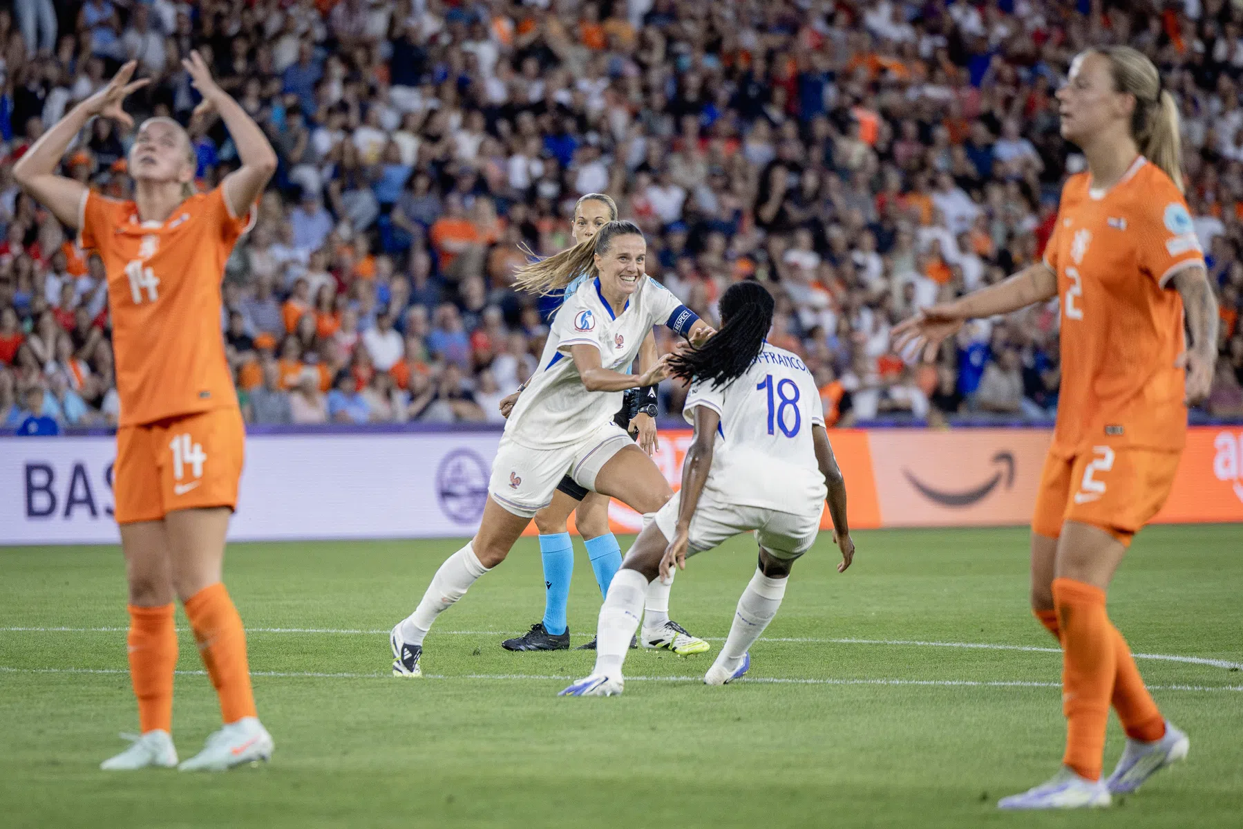 EK-exit: Oranje Leeuwinnen gooien eigen glazen in tegen Frankrijk