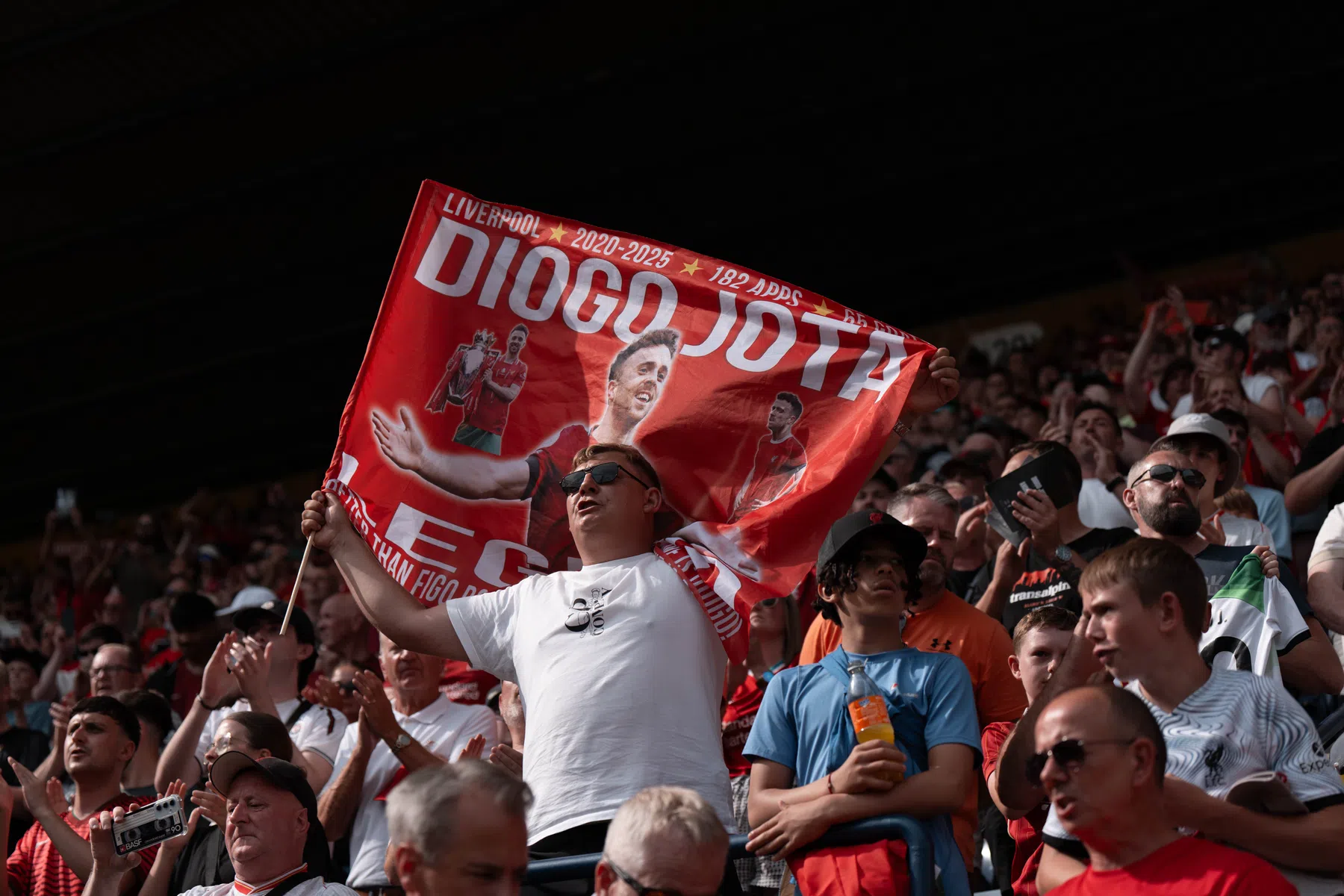 Diogo Jota met muurschildering in rijtje met Van Dijk, Salah, Klopp en Gerrard