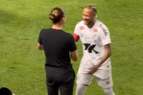 Innige omhelzing na dolletje: Neymar en Filipe Luís zoeken elkaar op