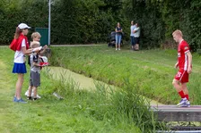 Thumbnail for article: Kees Smit-gekte naast een sloot: 'Zet je kind naast hem en maak een foto'