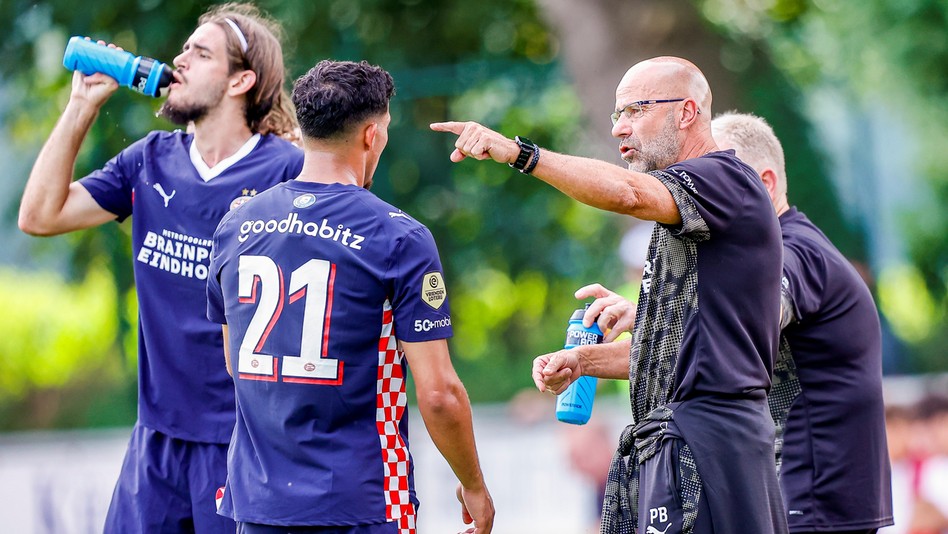 Bosz geniet van PSV-voorbereiding: 'Dag en nacht verschil bij Schouten'