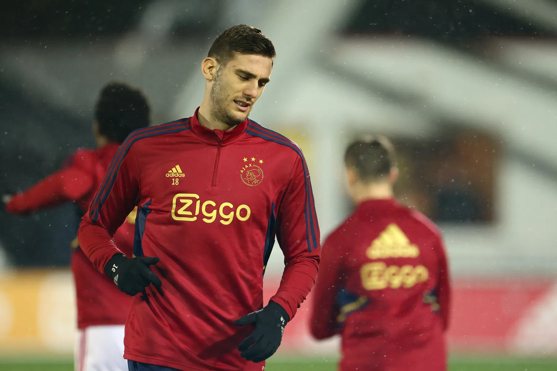 Kersvers Napoli-spits Lucca praat over Ajax bij presentatie