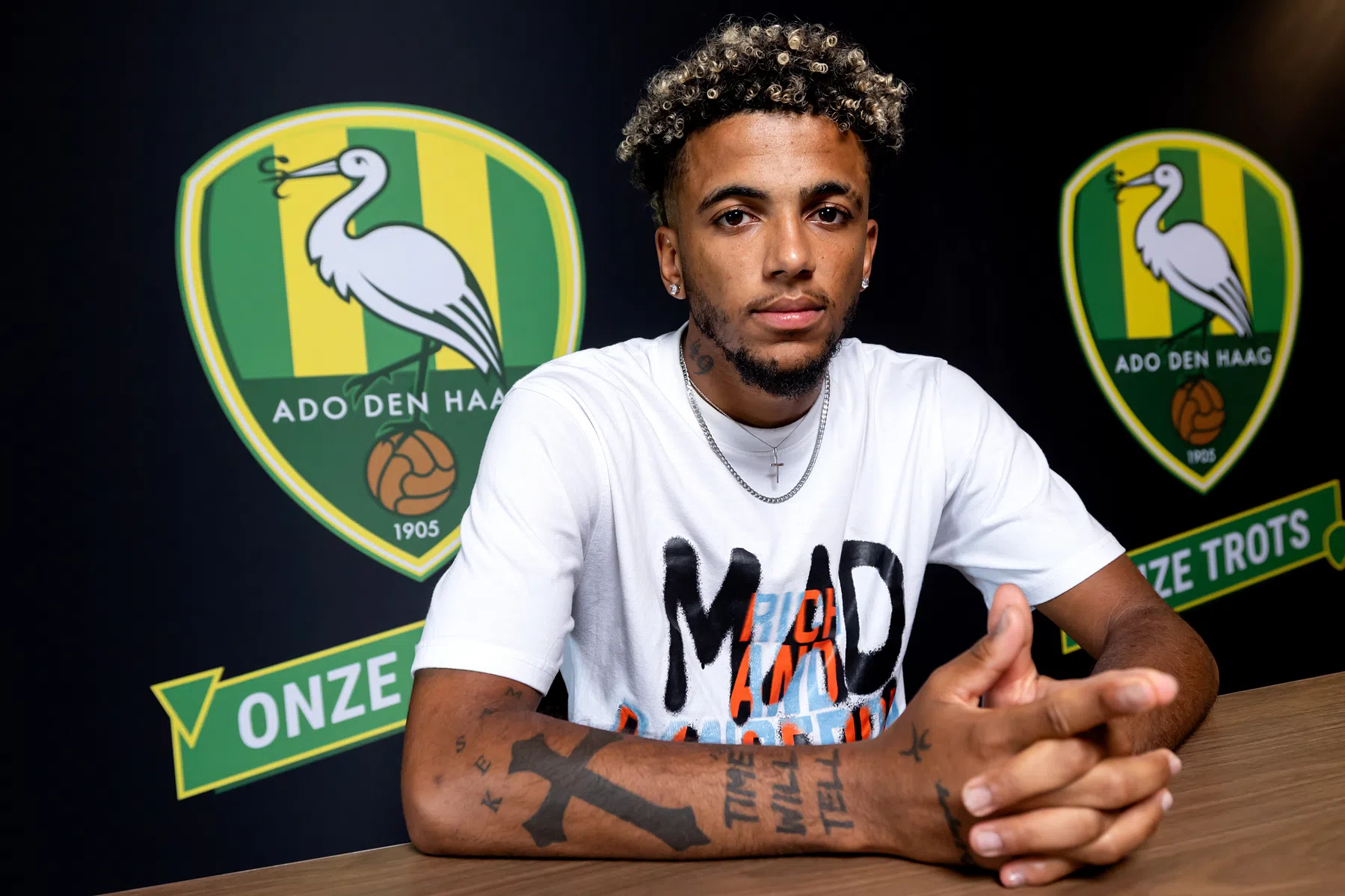 ADO legt middenin chaos twee huurlingen vast