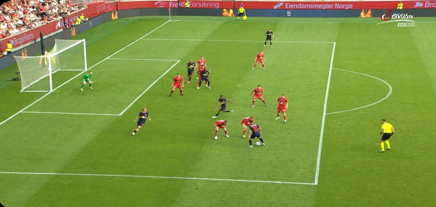 Ajax opgelet: Gloukh geeft slimme lob-assist bij ruime CL-zege Salzburg