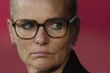 Thumbnail for article: Wiegman: 'Ik krijg ook een hartaanval van de spanning, ik laat het alleen niet zien'