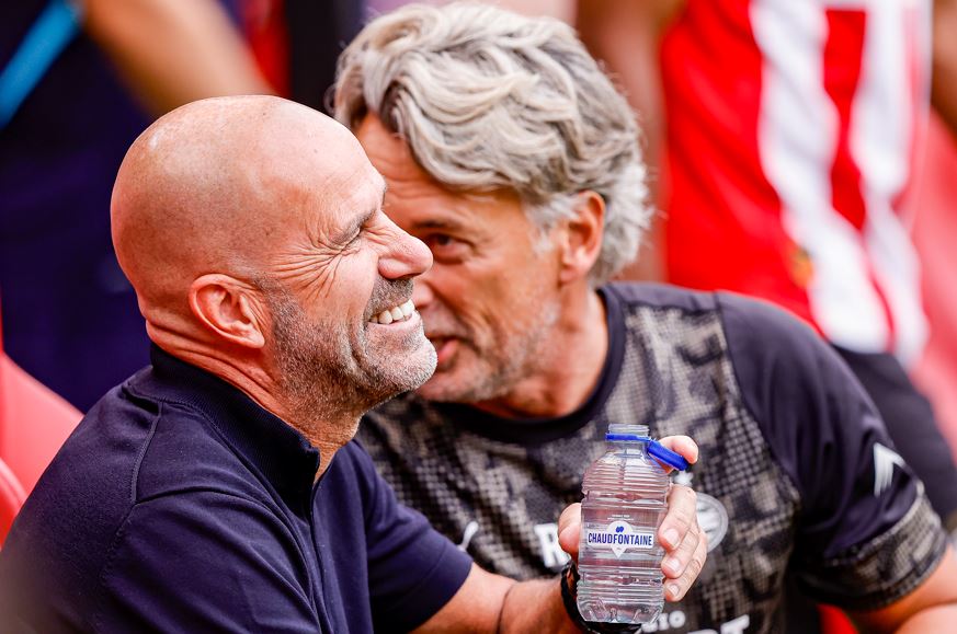 Vrolijke Bosz toont zangkunsten en grapt op persconferentie PSV